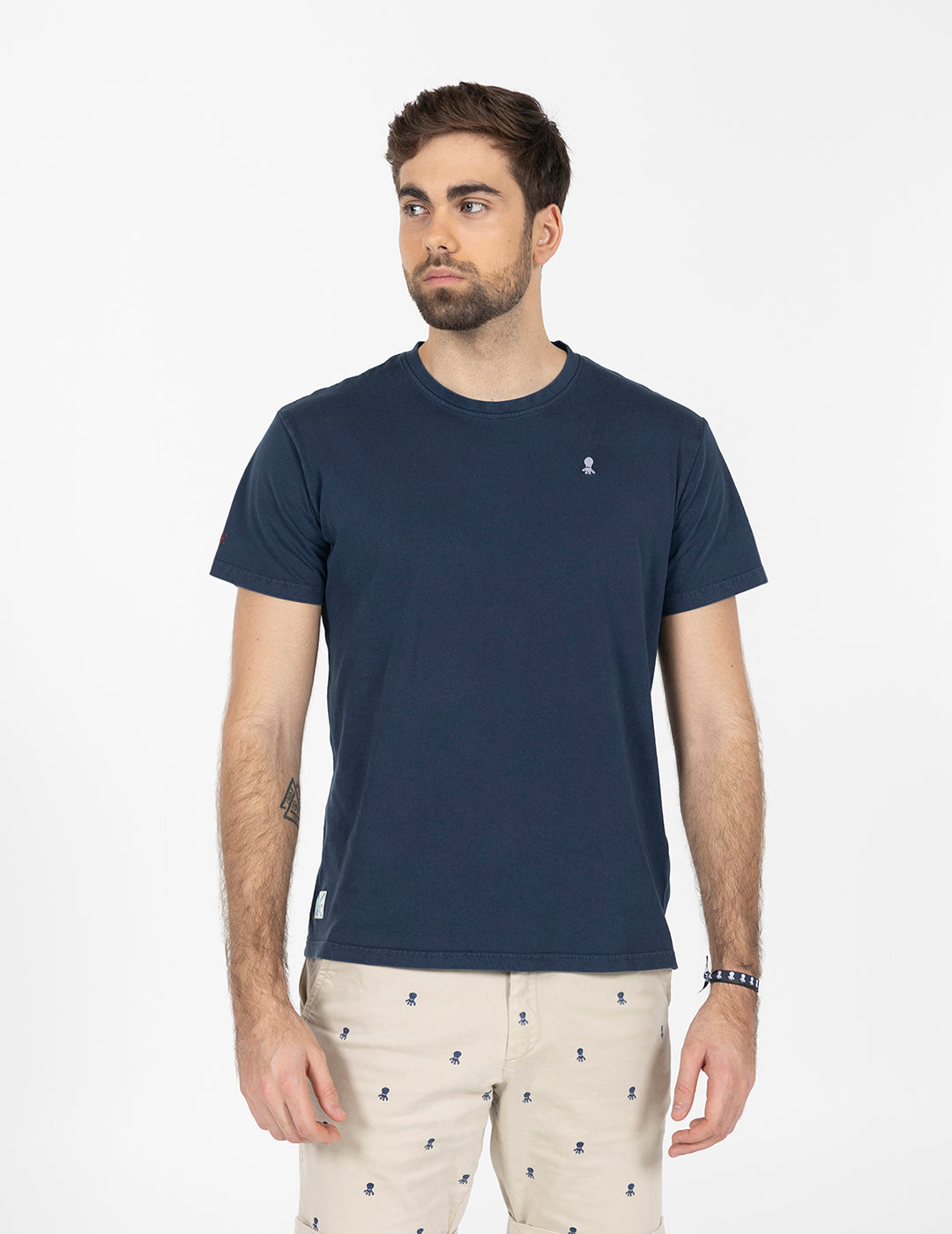 T-SHIRT AZUL MARINHO COM LOGOTIPO BÁSICO