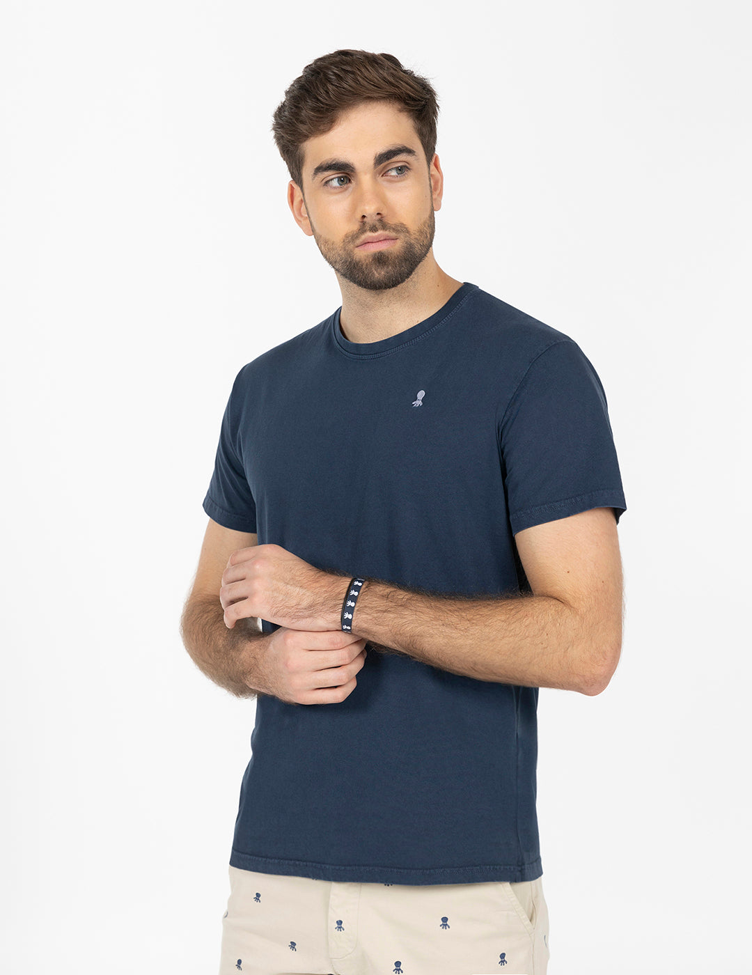 T-SHIRT AZUL MARINHO COM LOGOTIPO BÁSICO