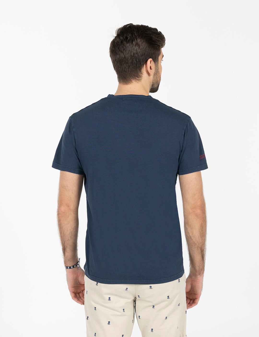 T-SHIRT AZUL MARINHO COM LOGOTIPO BÁSICO