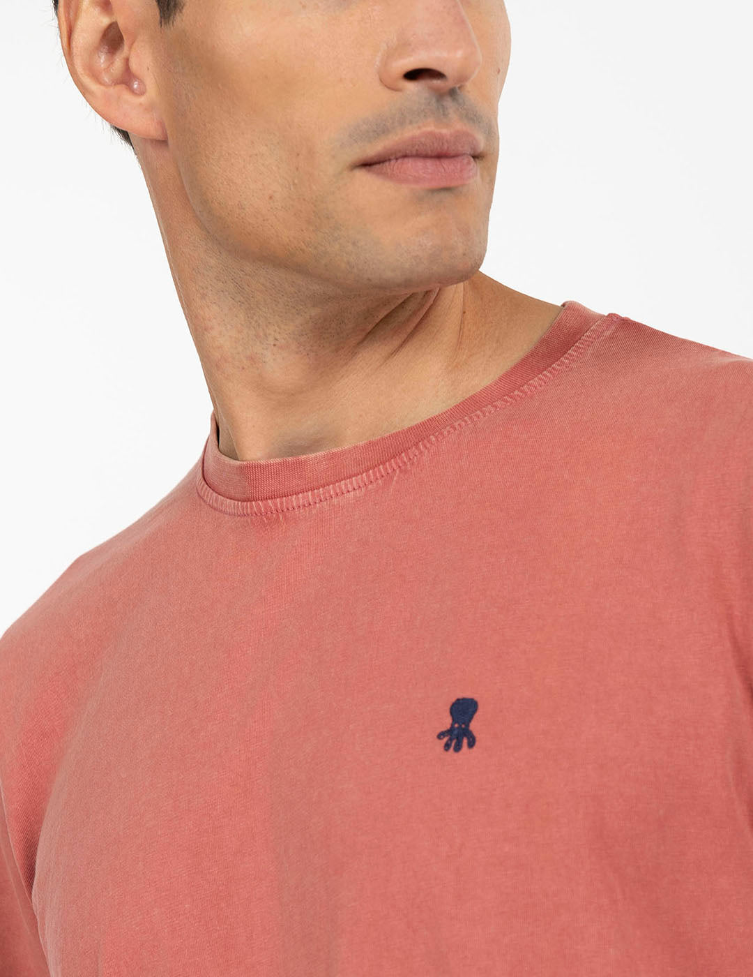 CAMISETA BORDADO LOGO CONTRASTE ROSA FLAMINGO