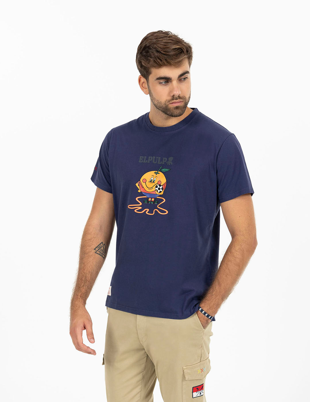 T-SHIRT DELAVÉ COM ESTAMPA DE POLVO AZUL MARINHO E LARANJA