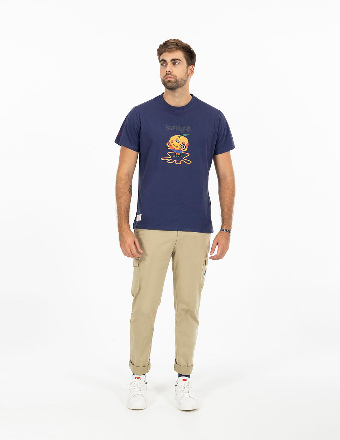 T-SHIRT DELAVÉ COM ESTAMPA DE POLVO AZUL MARINHO E LARANJA