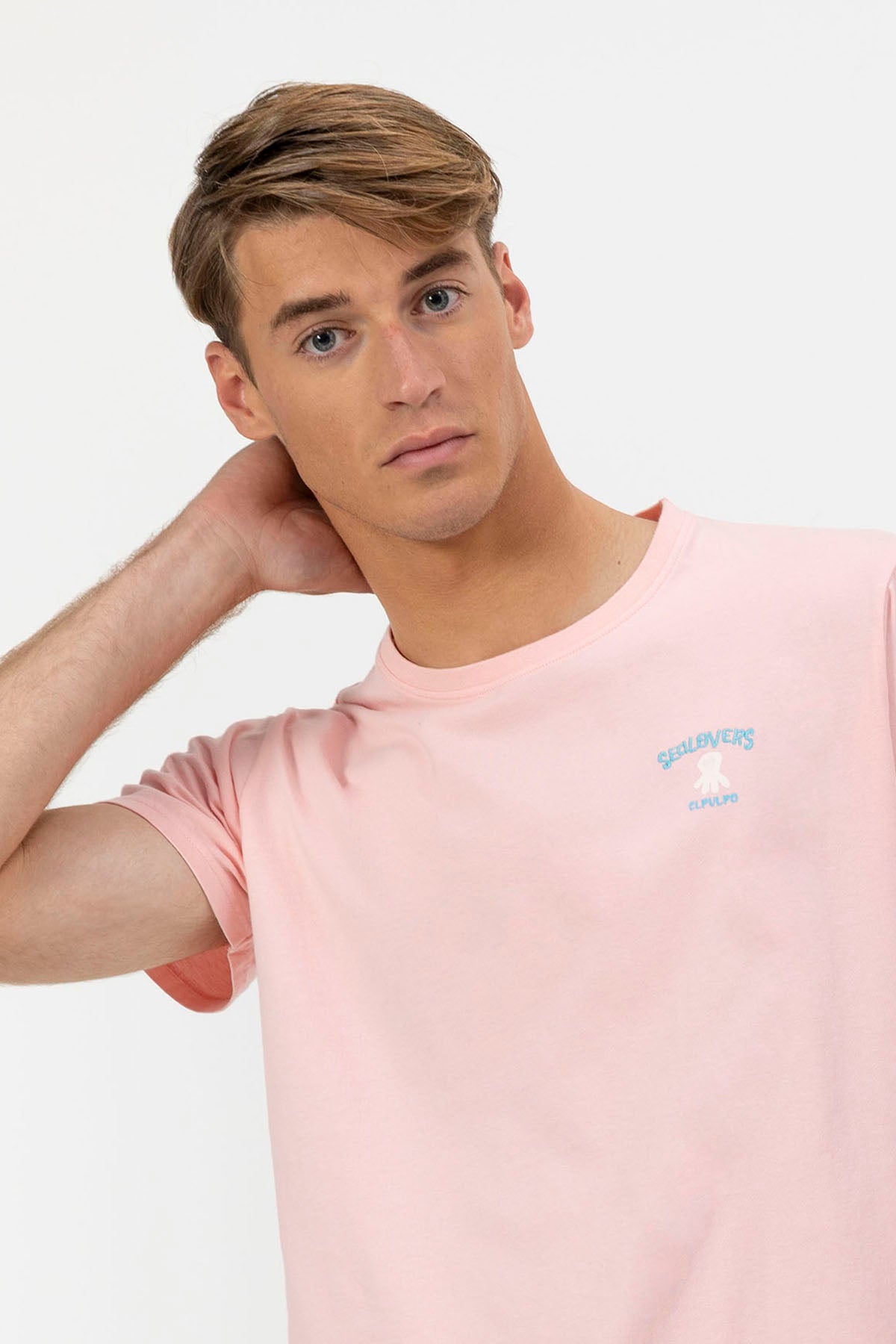 T-SHIRT ROSA COM ESTAMPA DE VIAGEM E FAMÍLIA