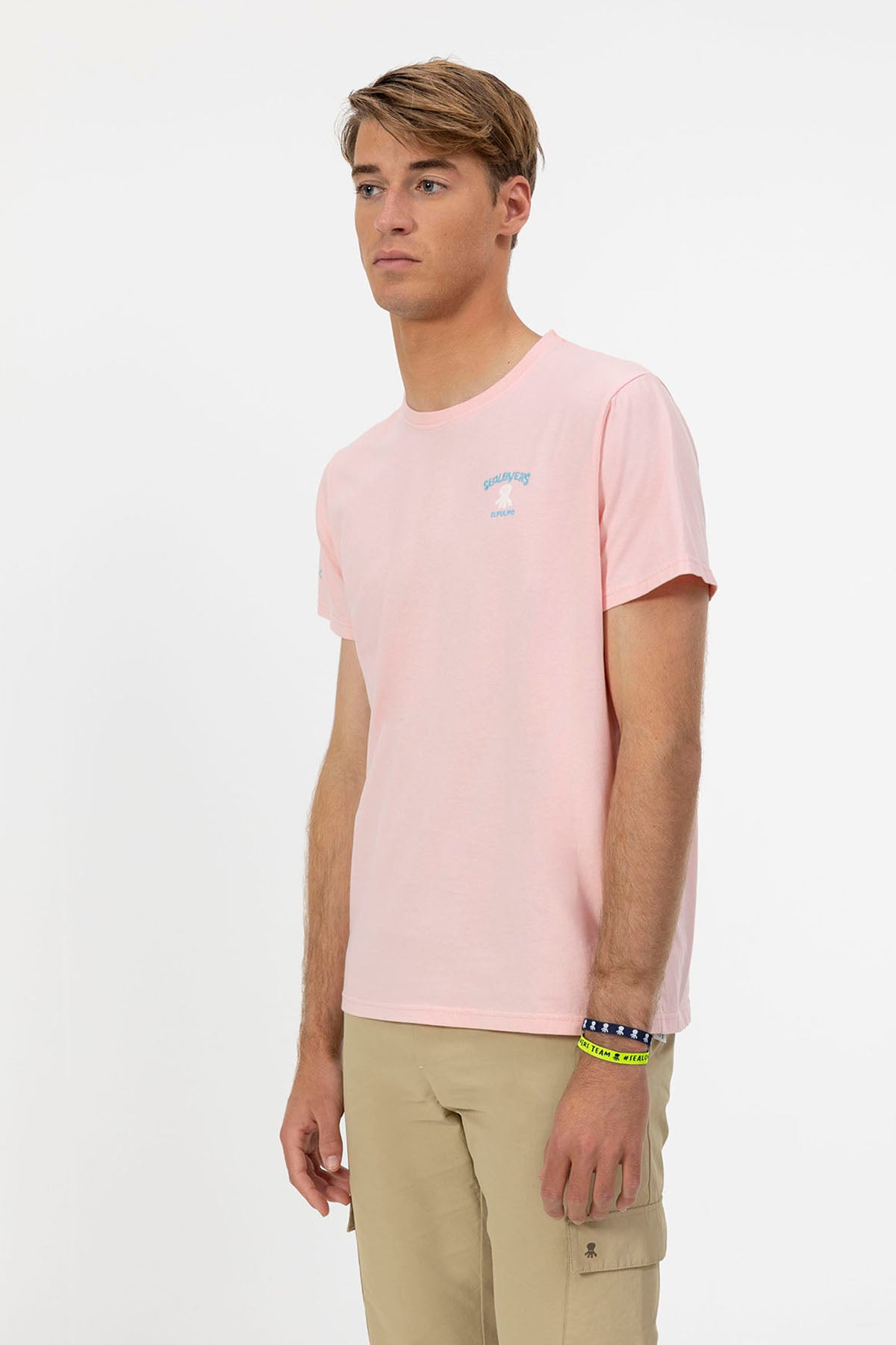 T-SHIRT ROSA COM ESTAMPA DE VIAGEM E FAMÍLIA