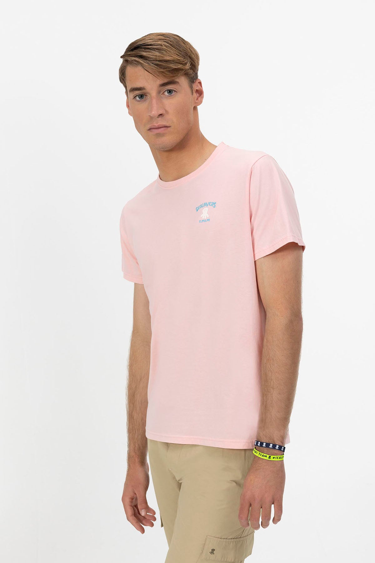 T-SHIRT ROSA COM ESTAMPA DE VIAGEM E FAMÍLIA