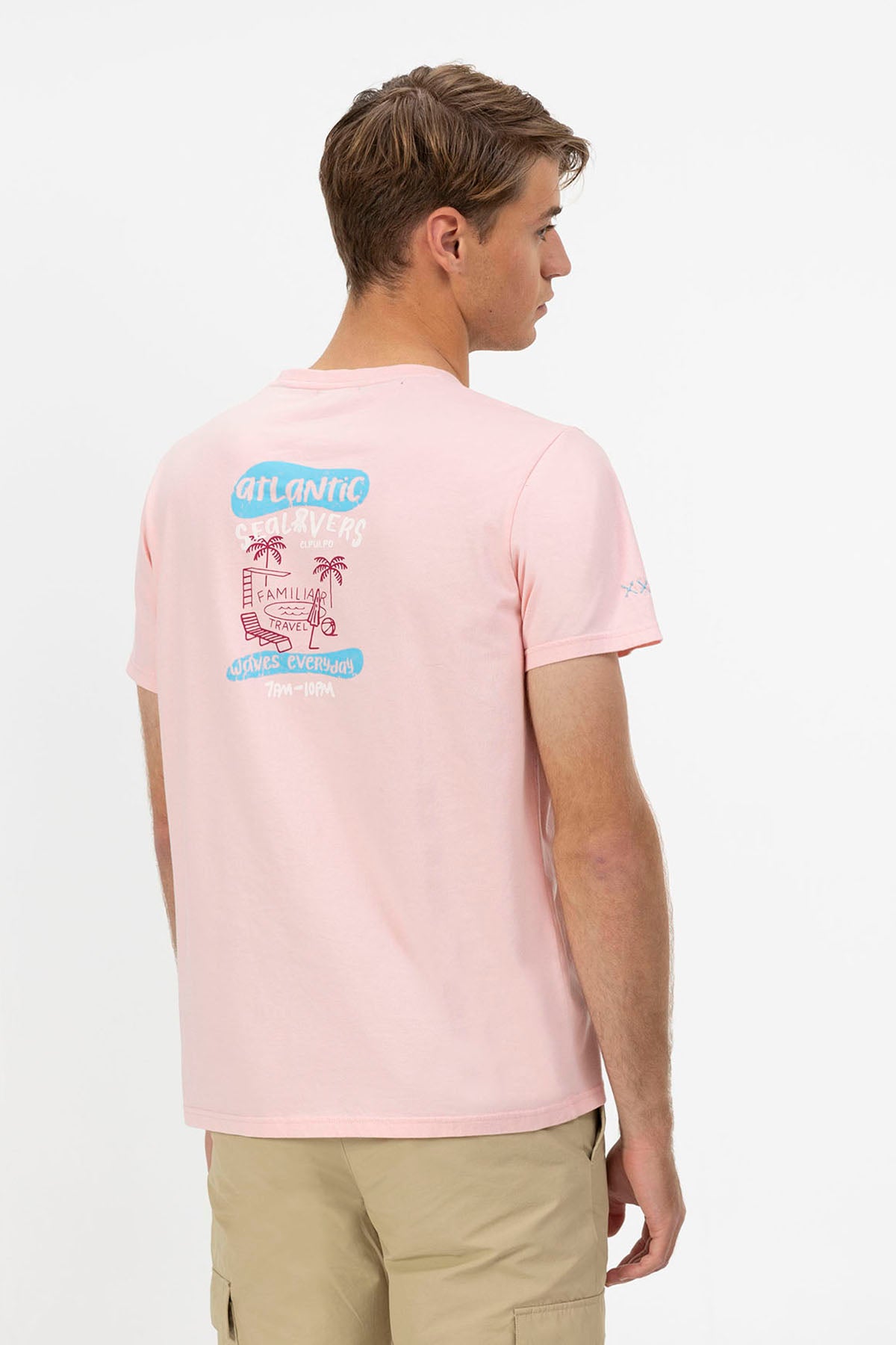 T-SHIRT ROSA COM ESTAMPA DE VIAGEM E FAMÍLIA