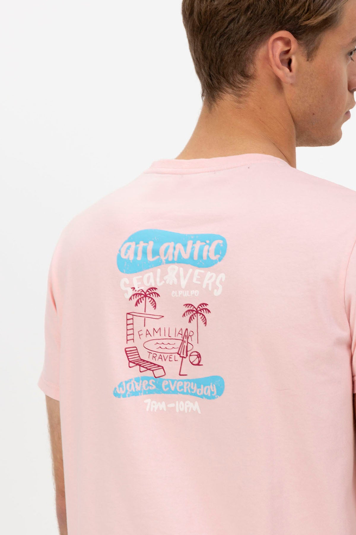 T-SHIRT ROSA COM ESTAMPA DE VIAGEM E FAMÍLIA