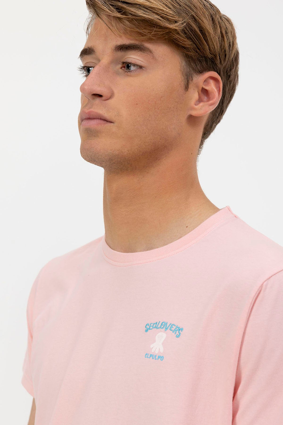 T-SHIRT ROSA COM ESTAMPA DE VIAGEM E FAMÍLIA