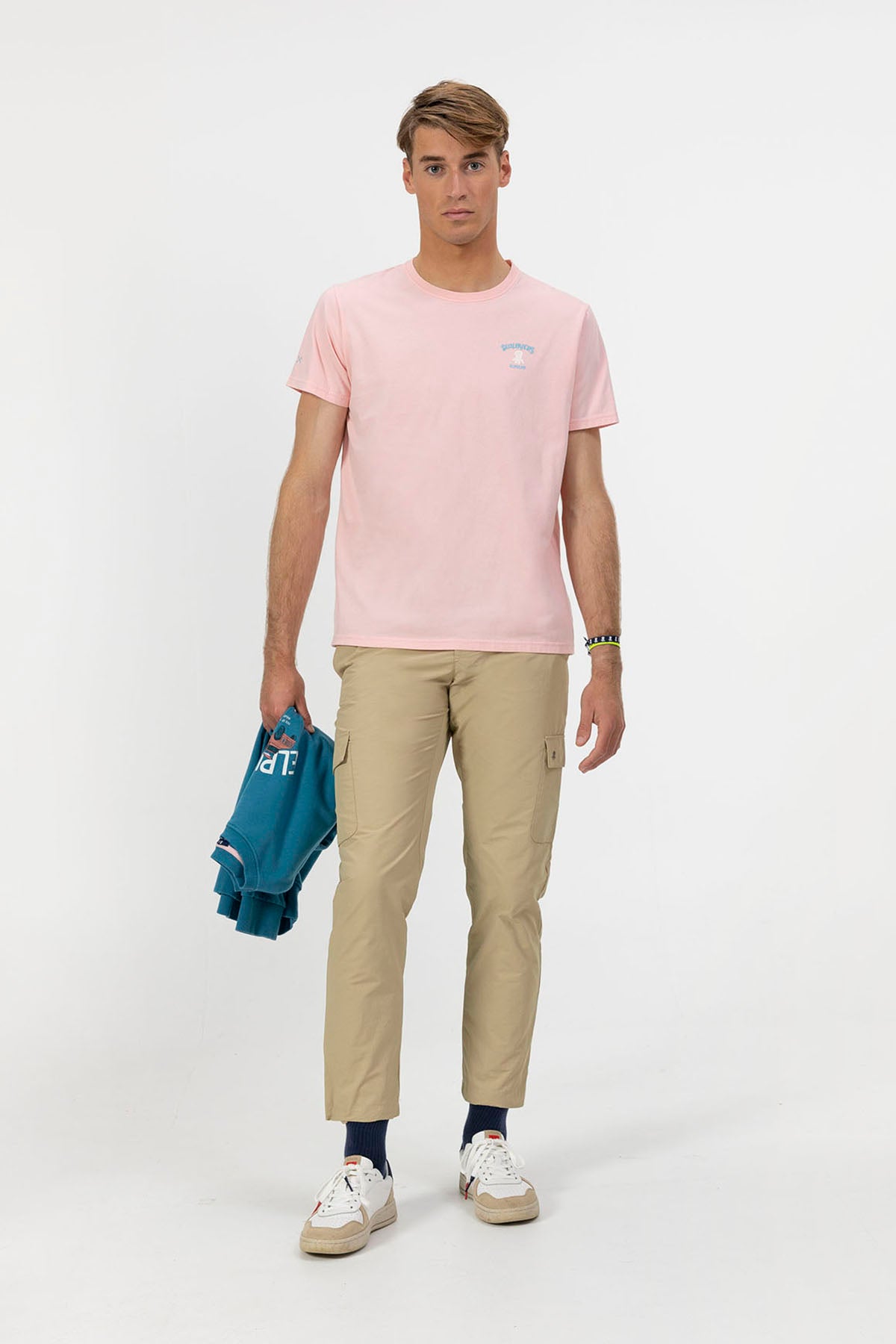 T-SHIRT ROSA COM ESTAMPA DE VIAGEM E FAMÍLIA