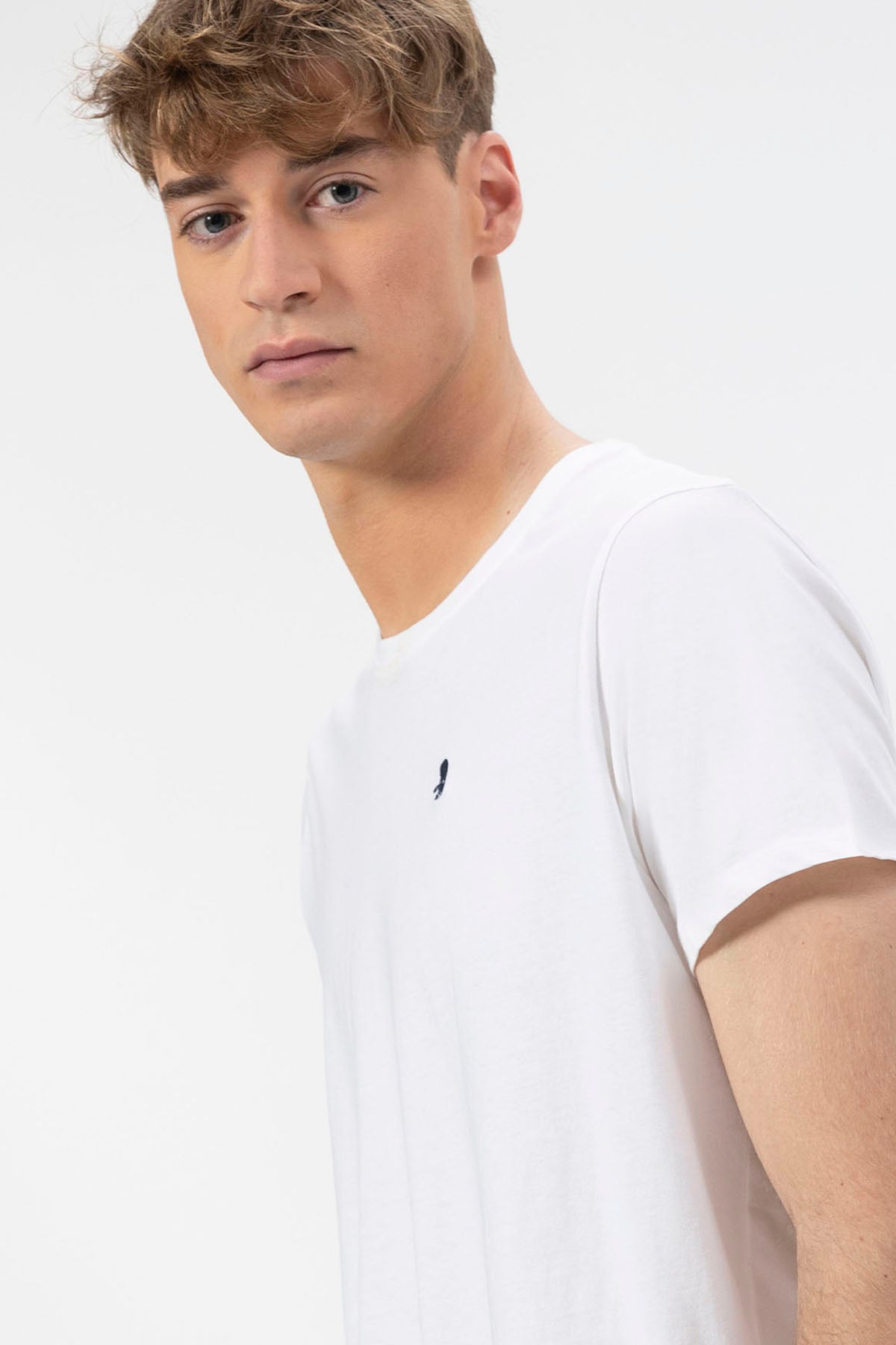 T-SHIRT BÁSICA COM BORDADO CONTRASTE EM BRANCO PURO