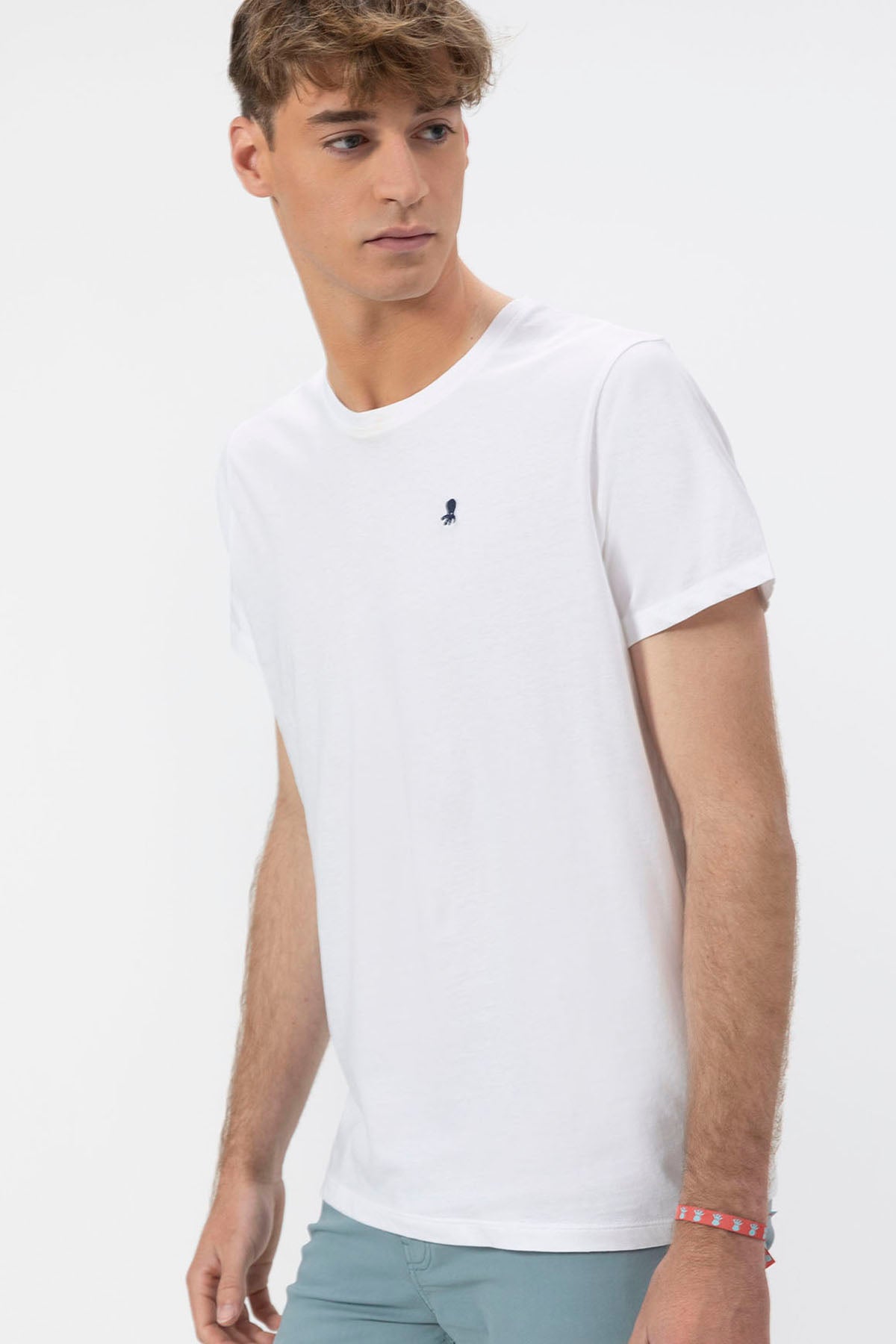 T-SHIRT BÁSICA COM BORDADO CONTRASTE EM BRANCO PURO