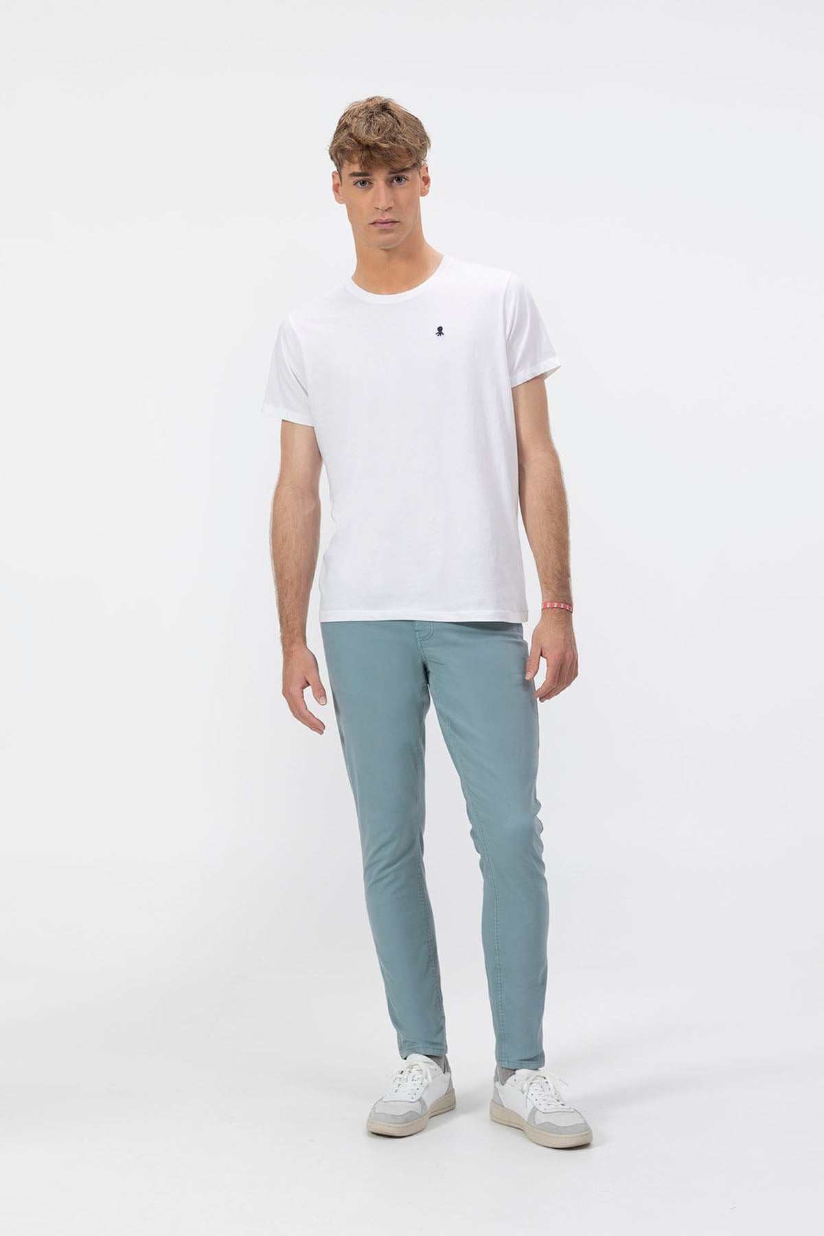 T-SHIRT BÁSICA COM BORDADO CONTRASTE EM BRANCO PURO
