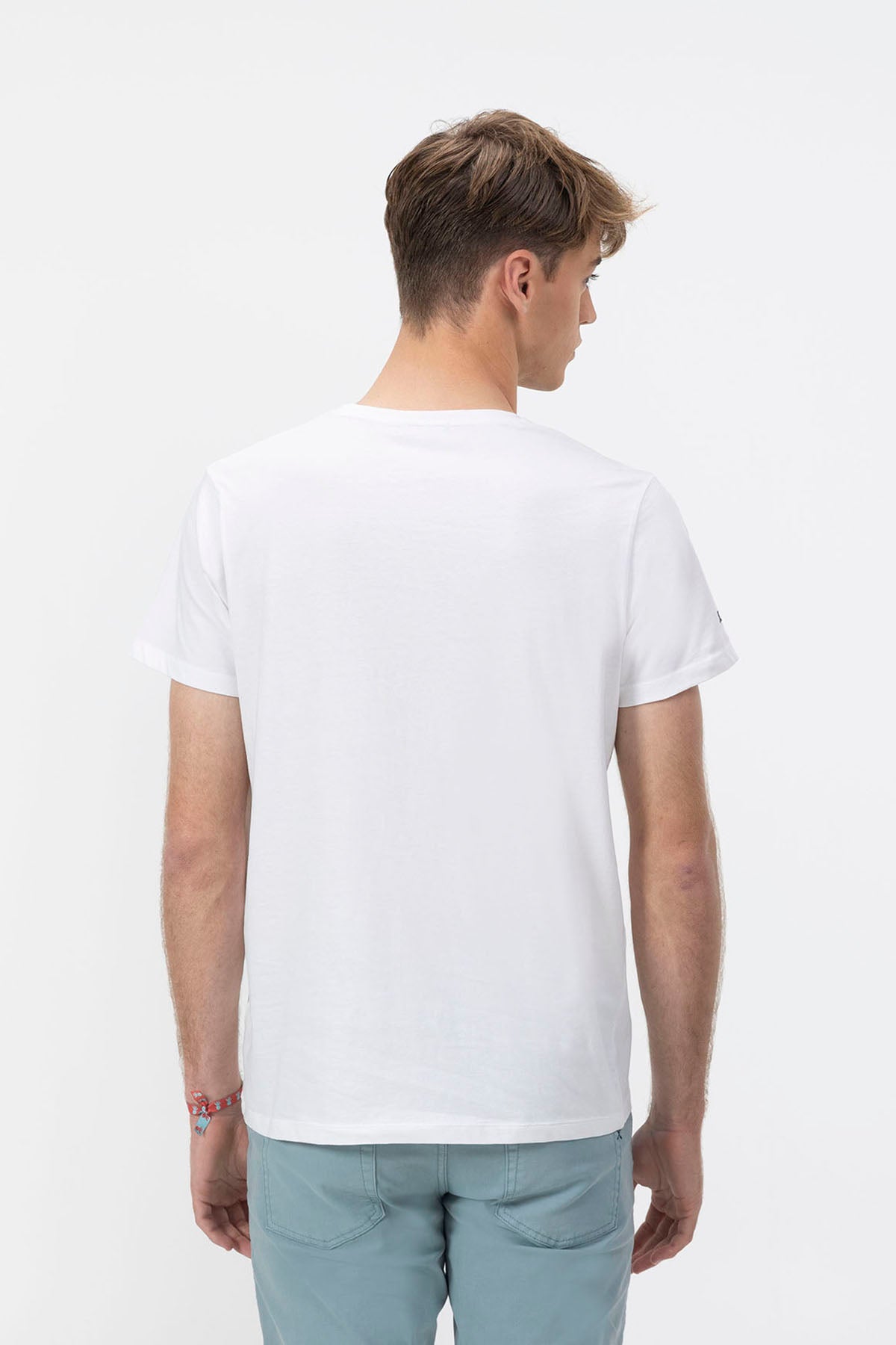 T-SHIRT BÁSICA COM BORDADO CONTRASTE EM BRANCO PURO