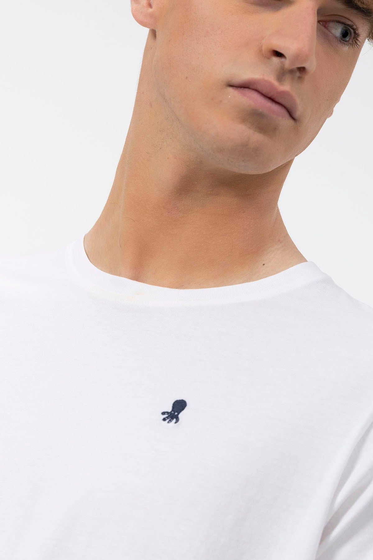 T-SHIRT BÁSICA COM BORDADO CONTRASTE EM BRANCO PURO