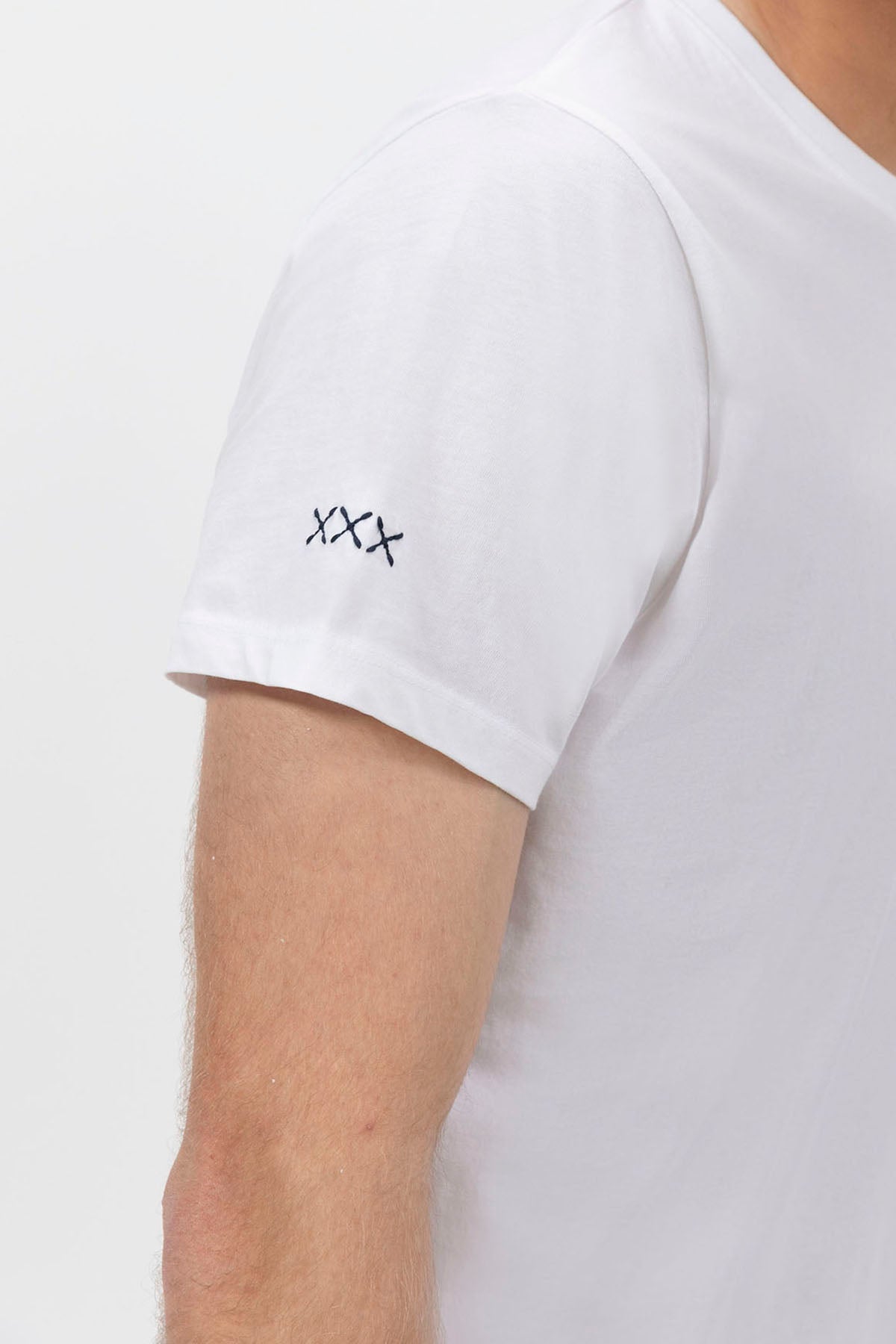 T-SHIRT BÁSICA COM BORDADO CONTRASTE EM BRANCO PURO