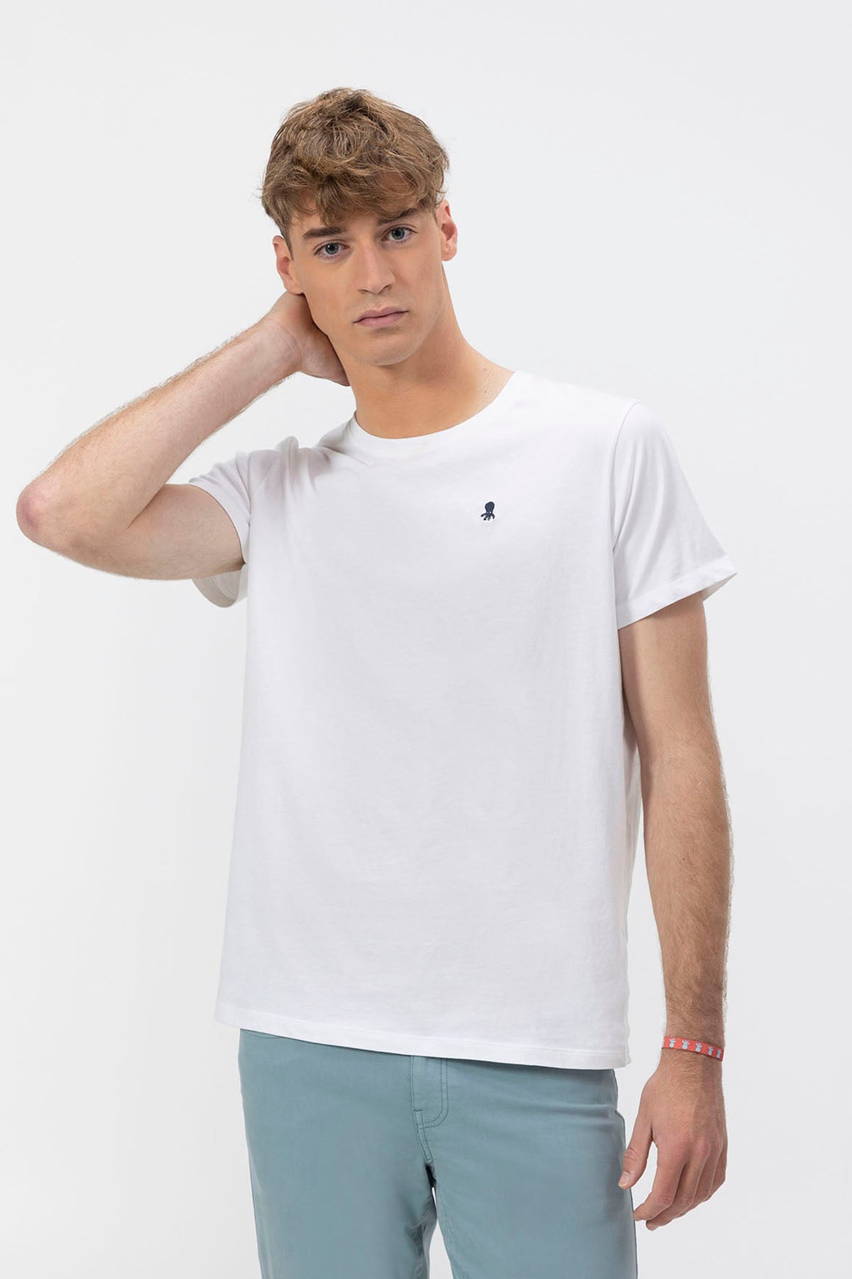 T-SHIRT BÁSICA COM BORDADO CONTRASTE EM BRANCO PURO