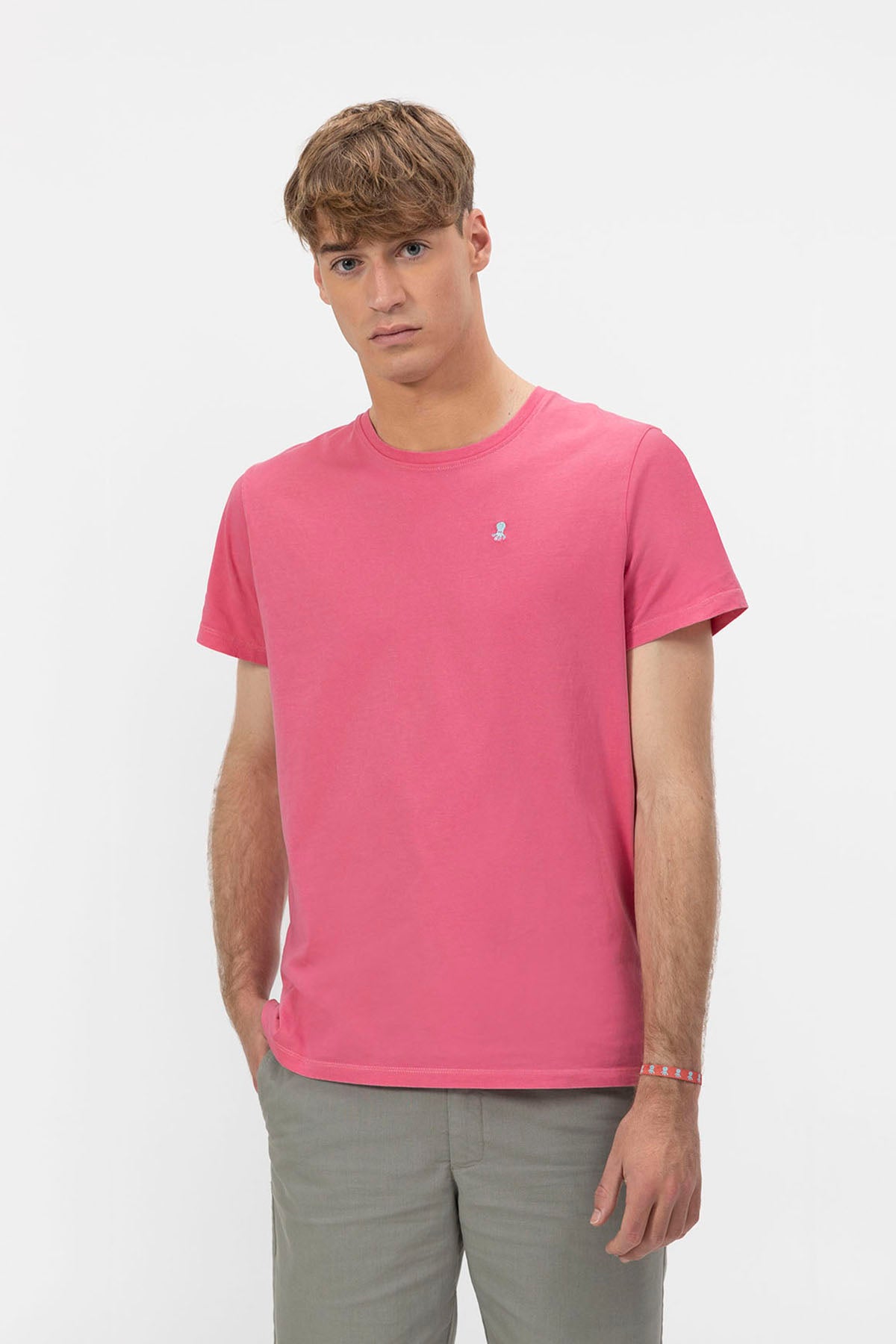 CAMISETA BÁSICA BORDADO A CONTRASTE ROSA CHICLE