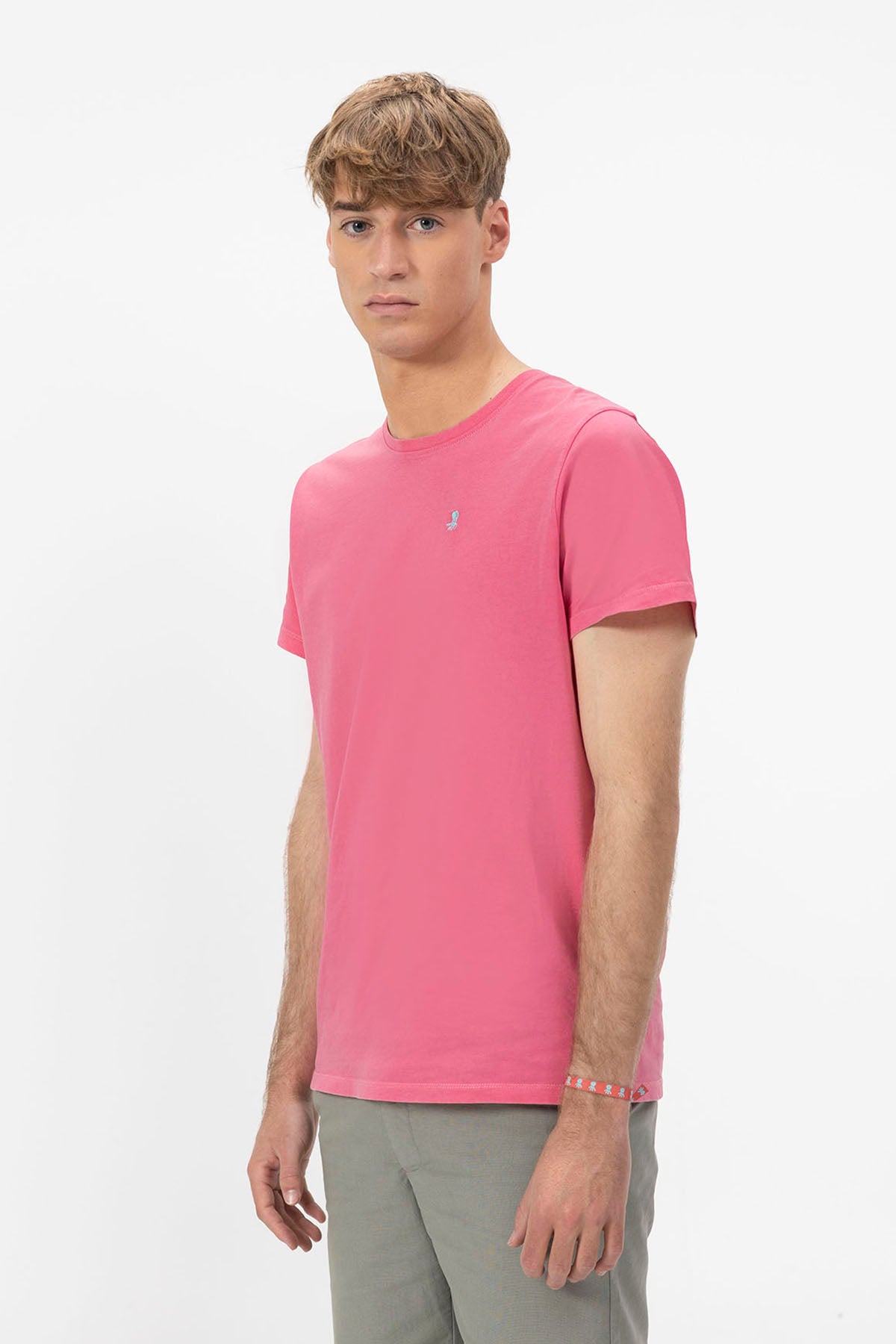 CAMISETA BÁSICA BORDADO A CONTRASTE ROSA CHICLE
