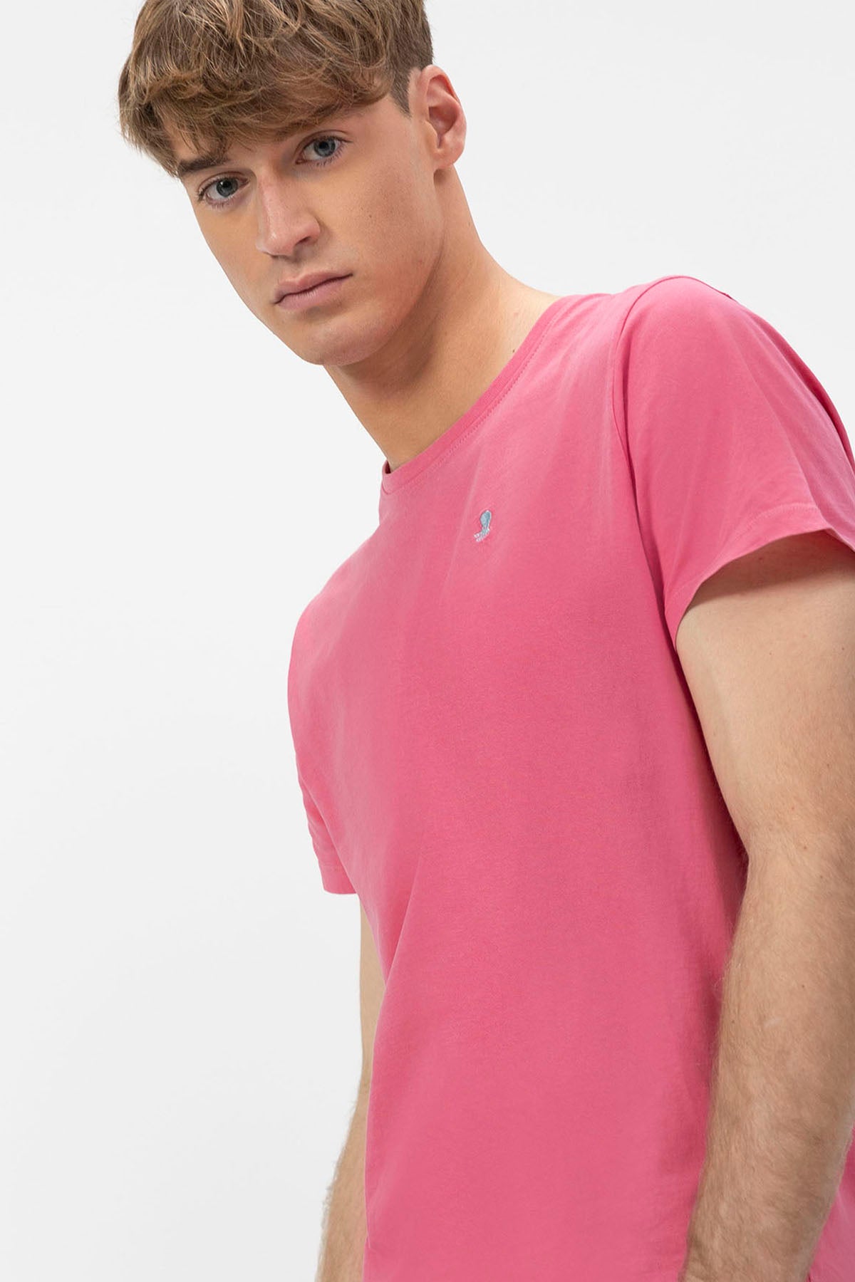 CAMISETA BÁSICA BORDADO A CONTRASTE ROSA CHICLE