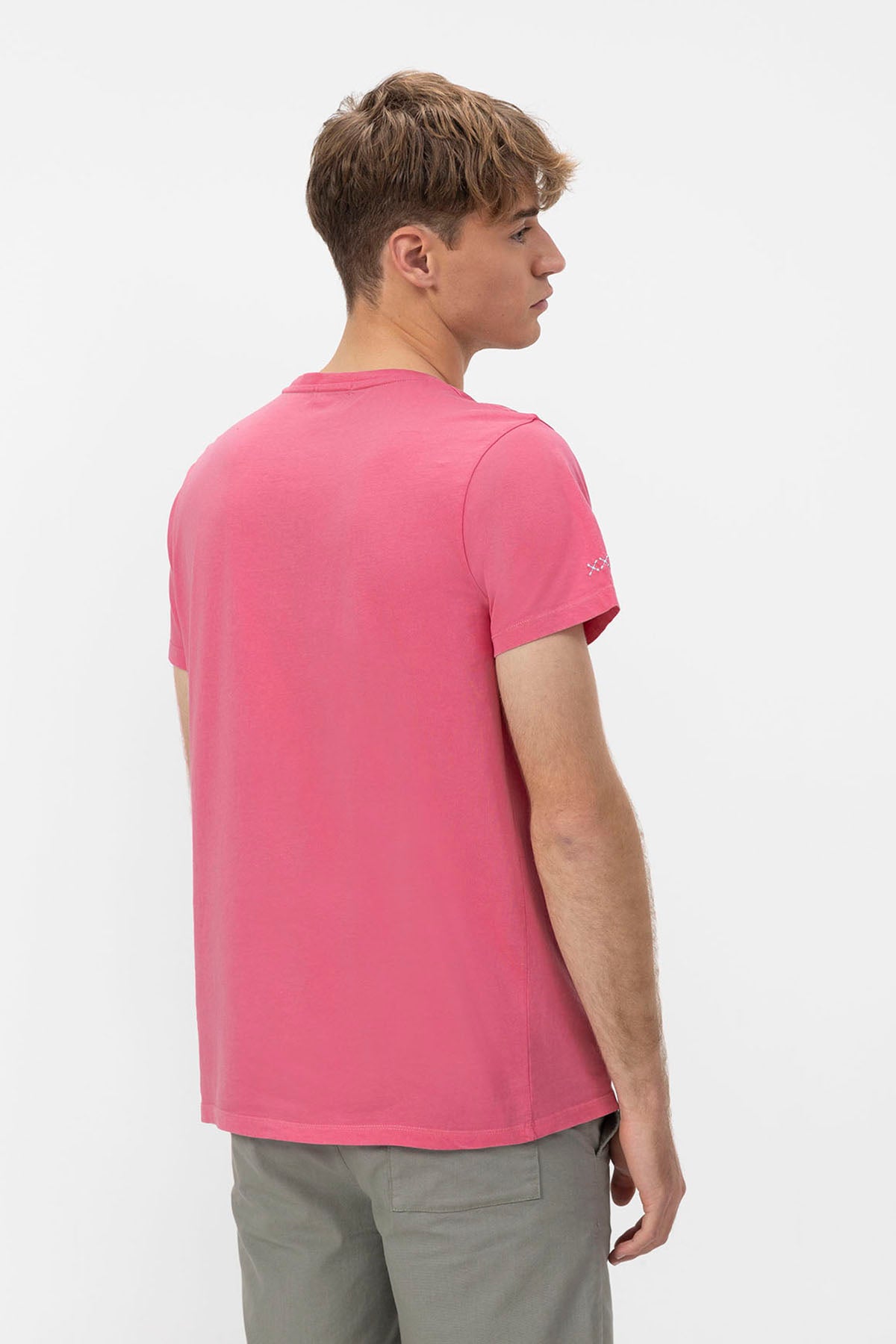 CAMISETA BÁSICA BORDADO A CONTRASTE ROSA CHICLE