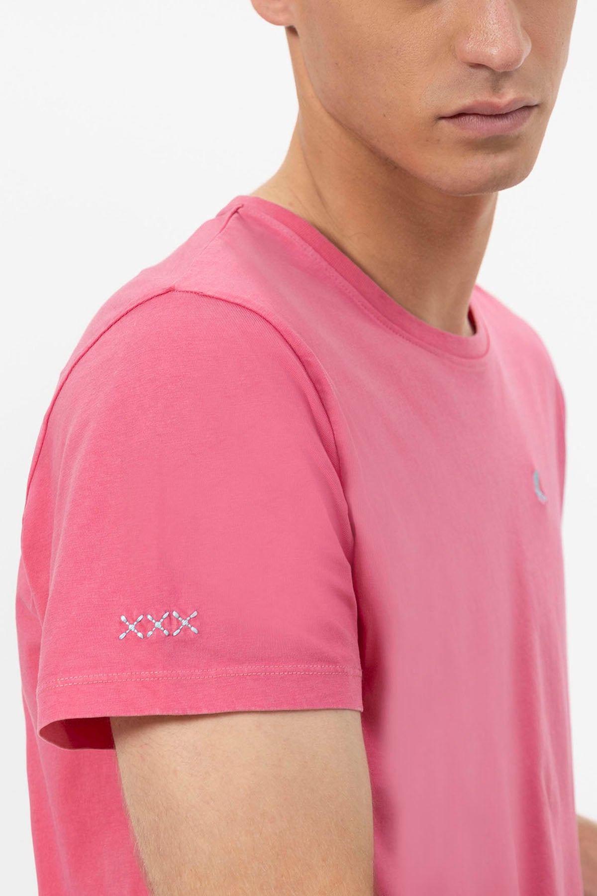 CAMISETA BÁSICA BORDADO A CONTRASTE ROSA CHICLE