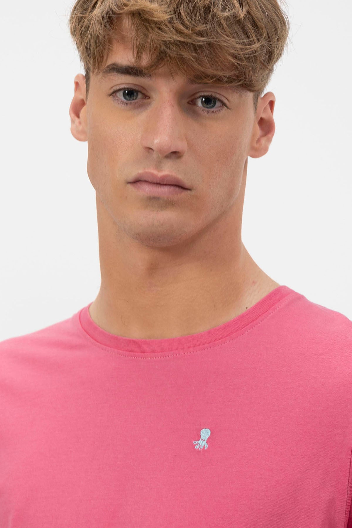 CAMISETA BÁSICA BORDADO A CONTRASTE ROSA CHICLE