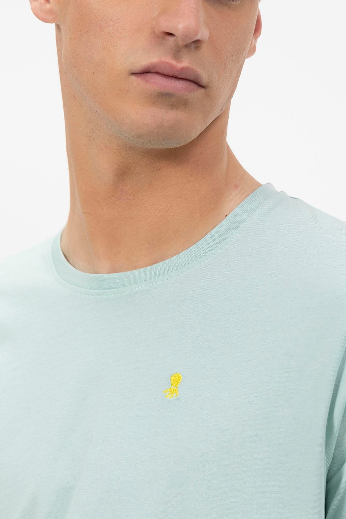 CAMISETA BÁSICA BORDADO A CONTRASTE AZUL TURQUESA