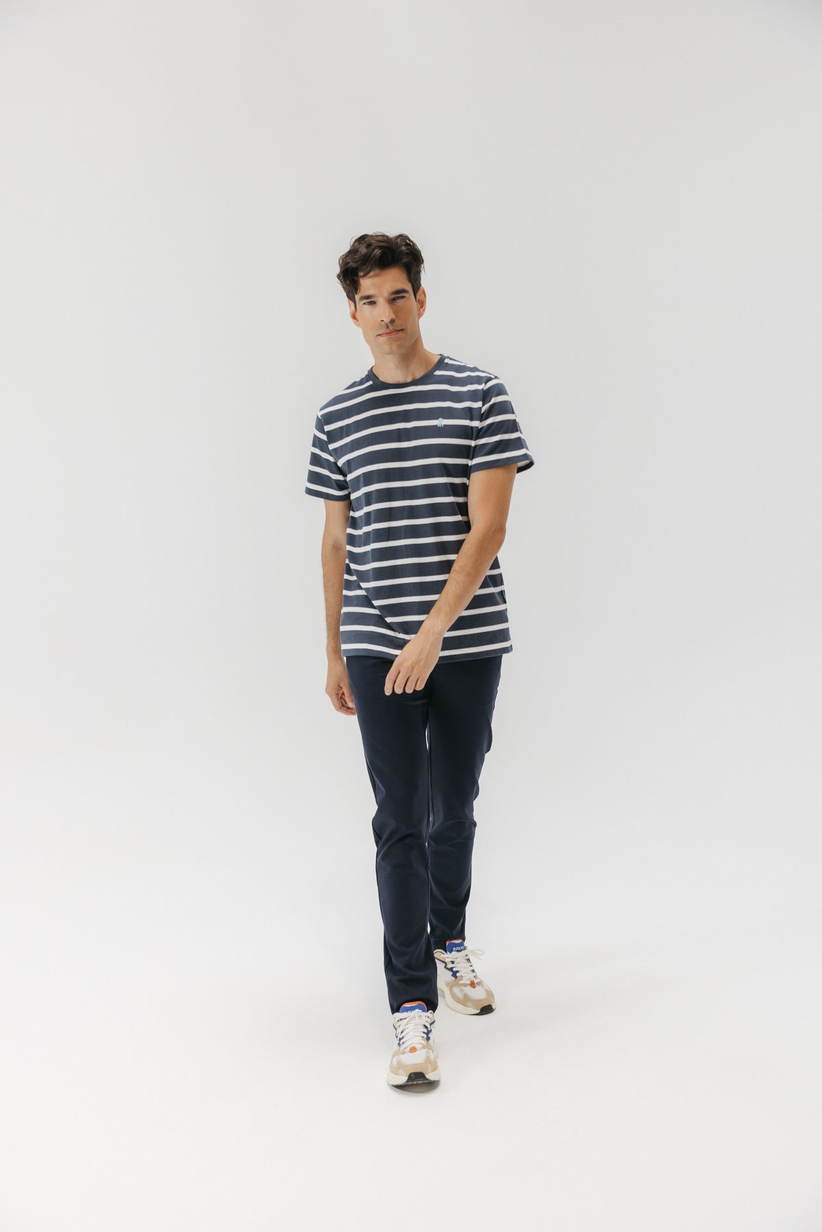CAMISETA BÁSICA BORDADO RAYAS AZUL MARINO