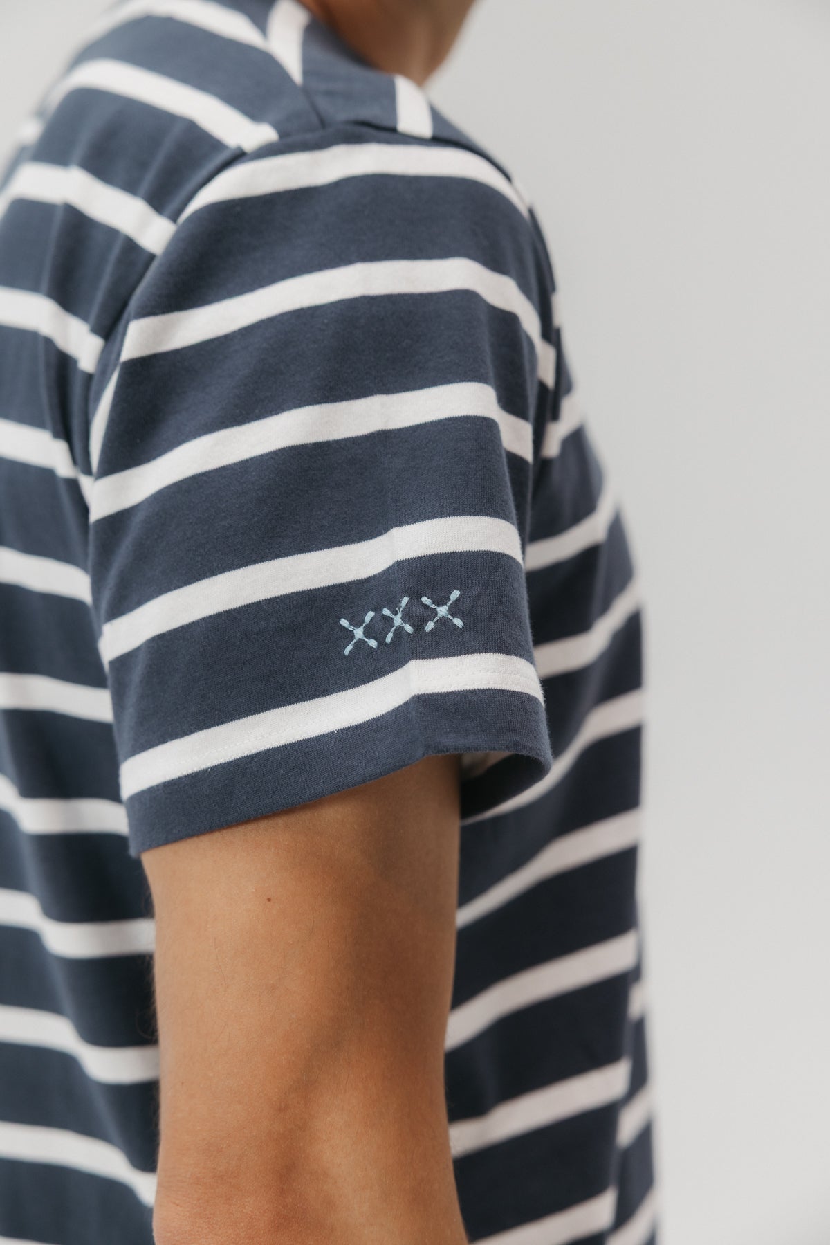 CAMISETA BÁSICA BORDADO RAYAS AZUL MARINO