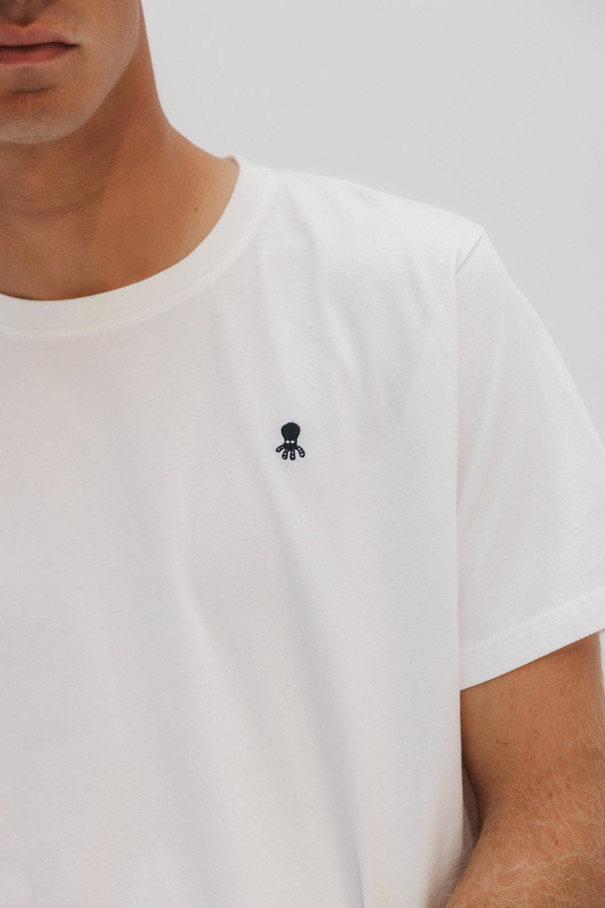 Camiseta bordado logo contraste blanco puro