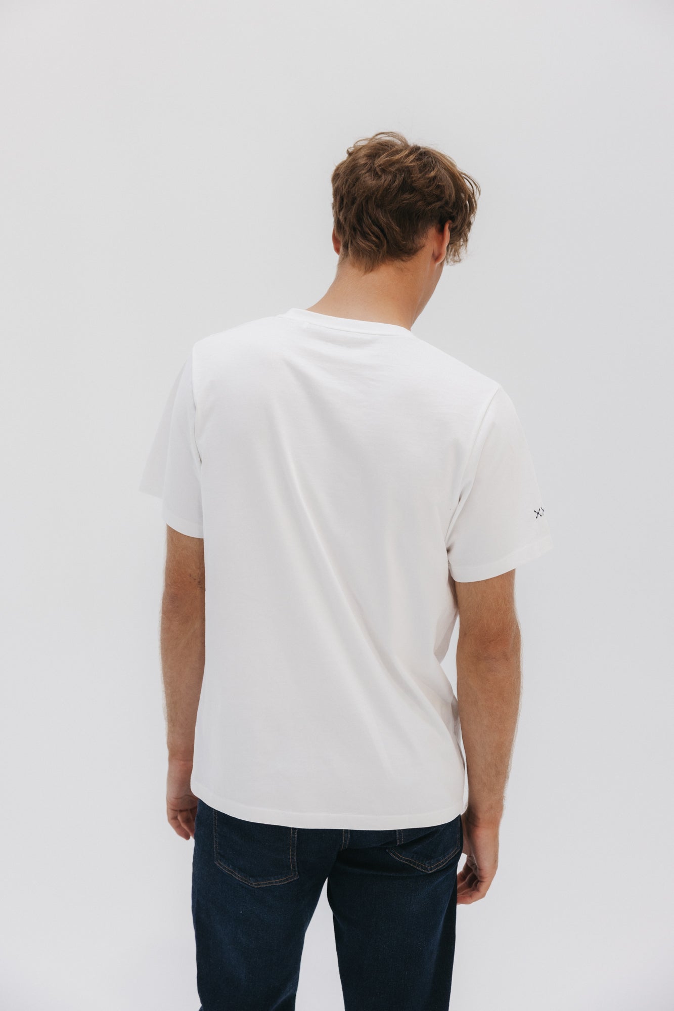 Camiseta bordado logo contraste blanco puro