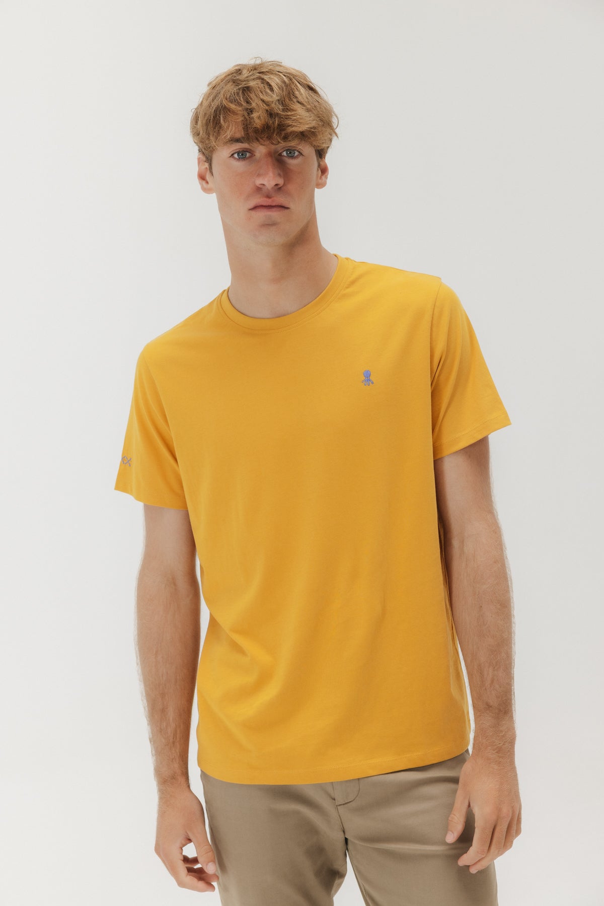 CAMISETA BORDADO LOGO CONTRASTE MOSTAZA