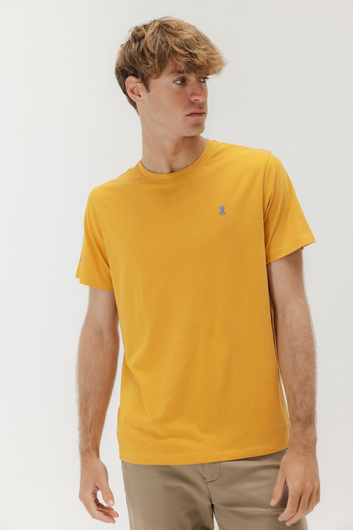 CAMISETA BORDADO LOGO CONTRASTE MOSTAZA