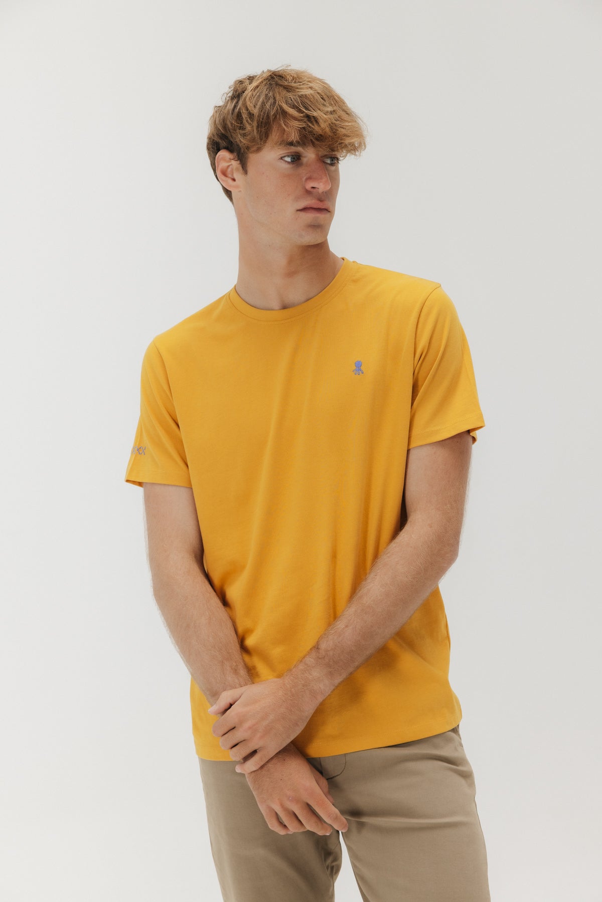 CAMISETA BORDADO LOGO CONTRASTE MOSTAZA