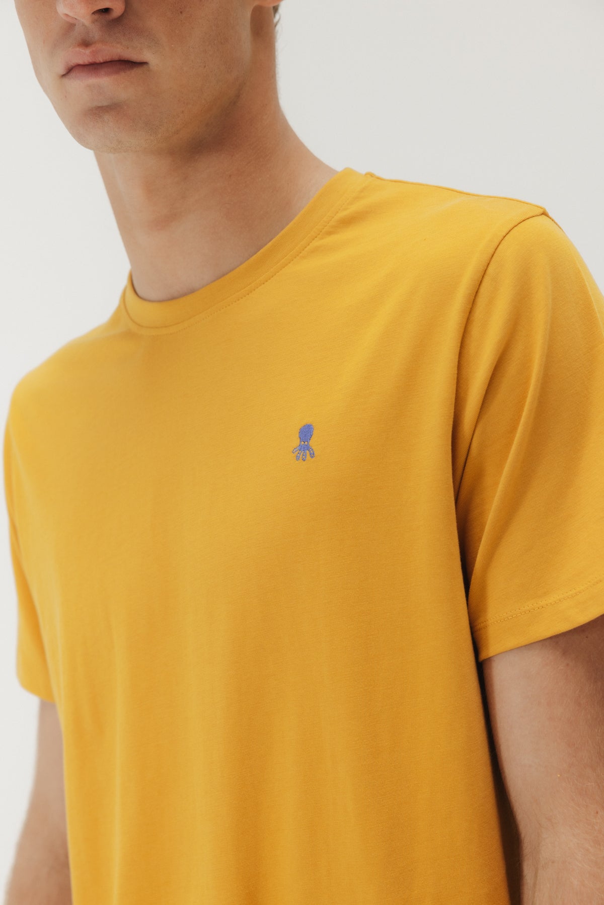 CAMISETA BORDADO LOGO CONTRASTE MOSTAZA