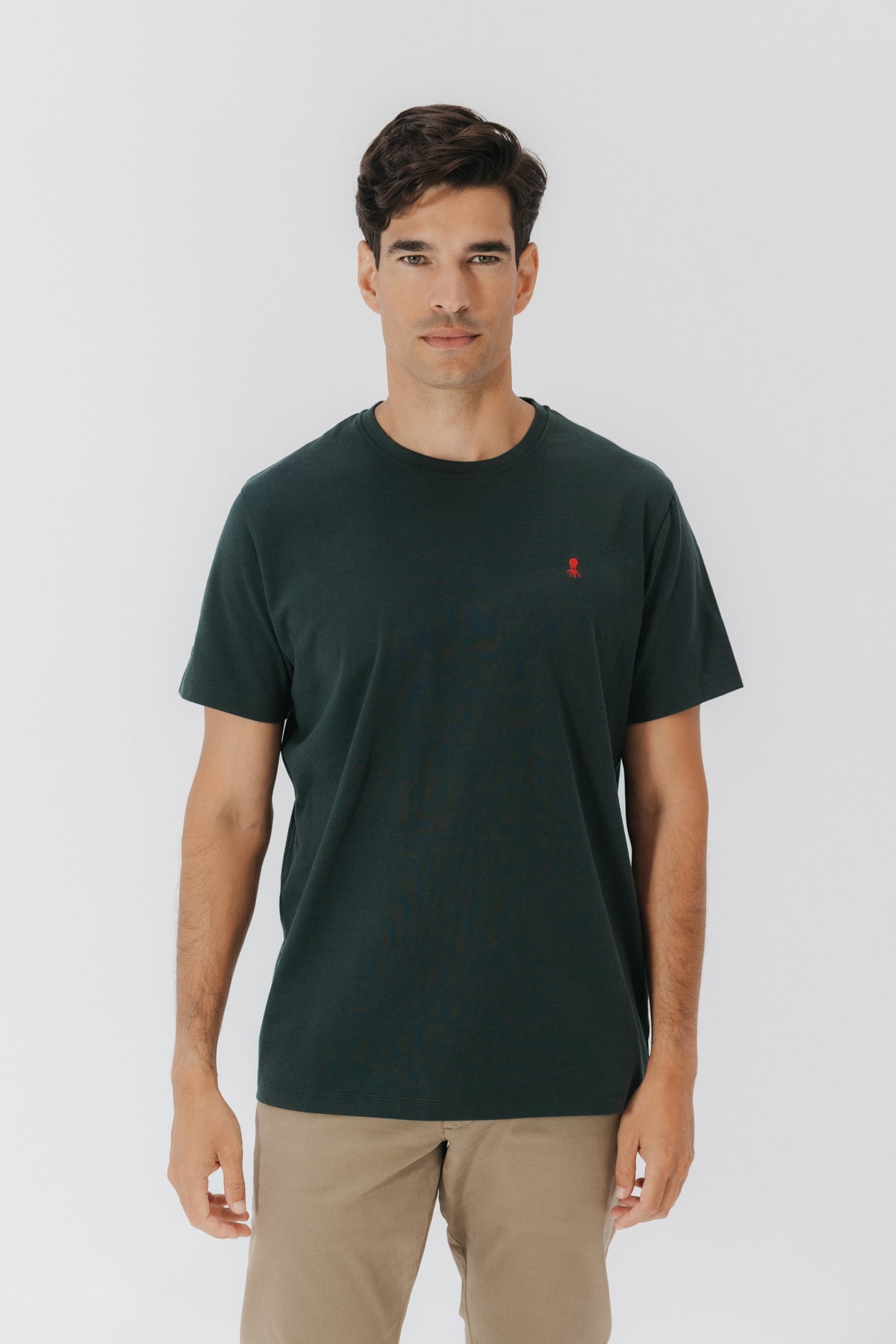 CAMISETA BORDADO LOGO CONTRASTE VERDE BOTELLA