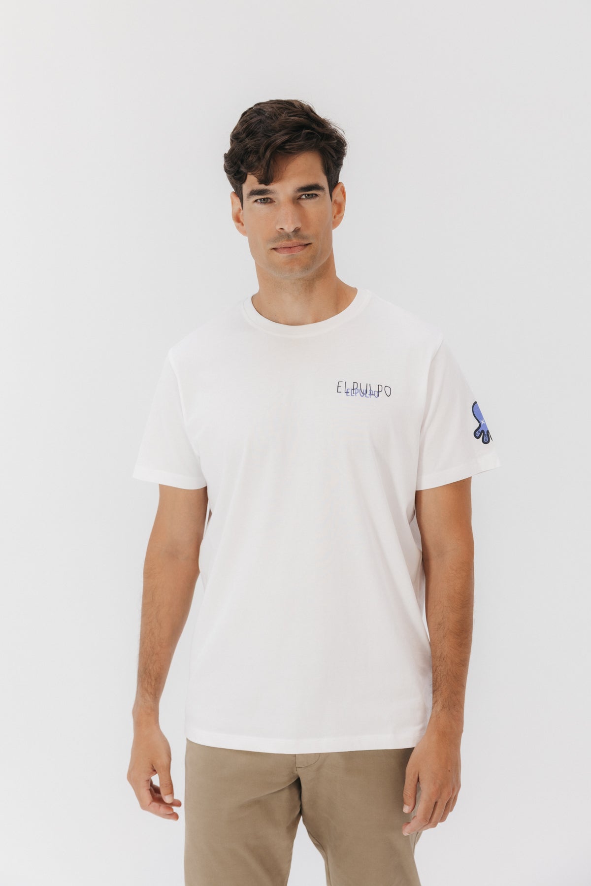 T-SHIRT BRANCA PURO COM ESTAMPA TRIPLA DE LOGOTIPO DESGASTADO