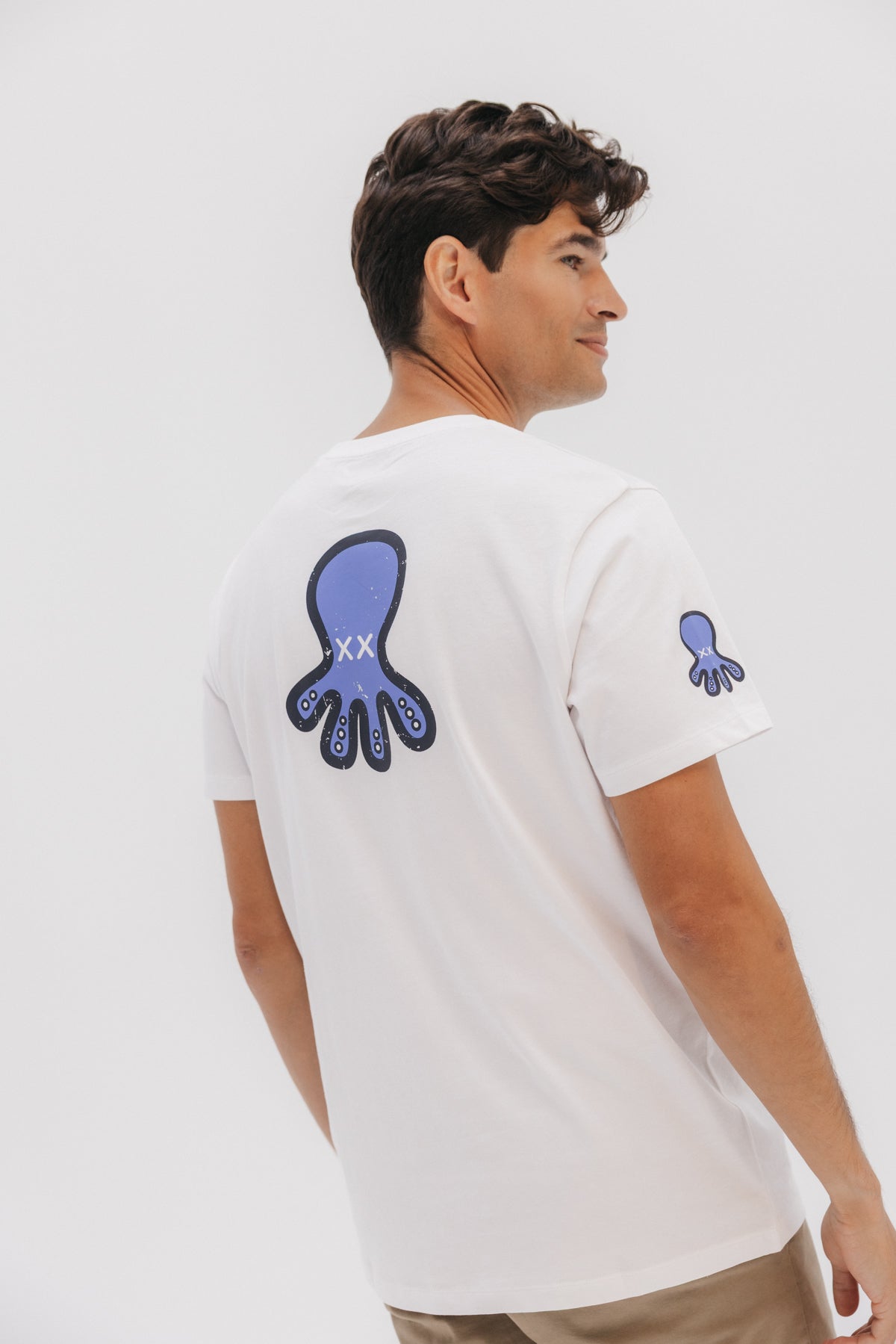 T-SHIRT BRANCA PURO COM ESTAMPA TRIPLA DE LOGOTIPO DESGASTADO