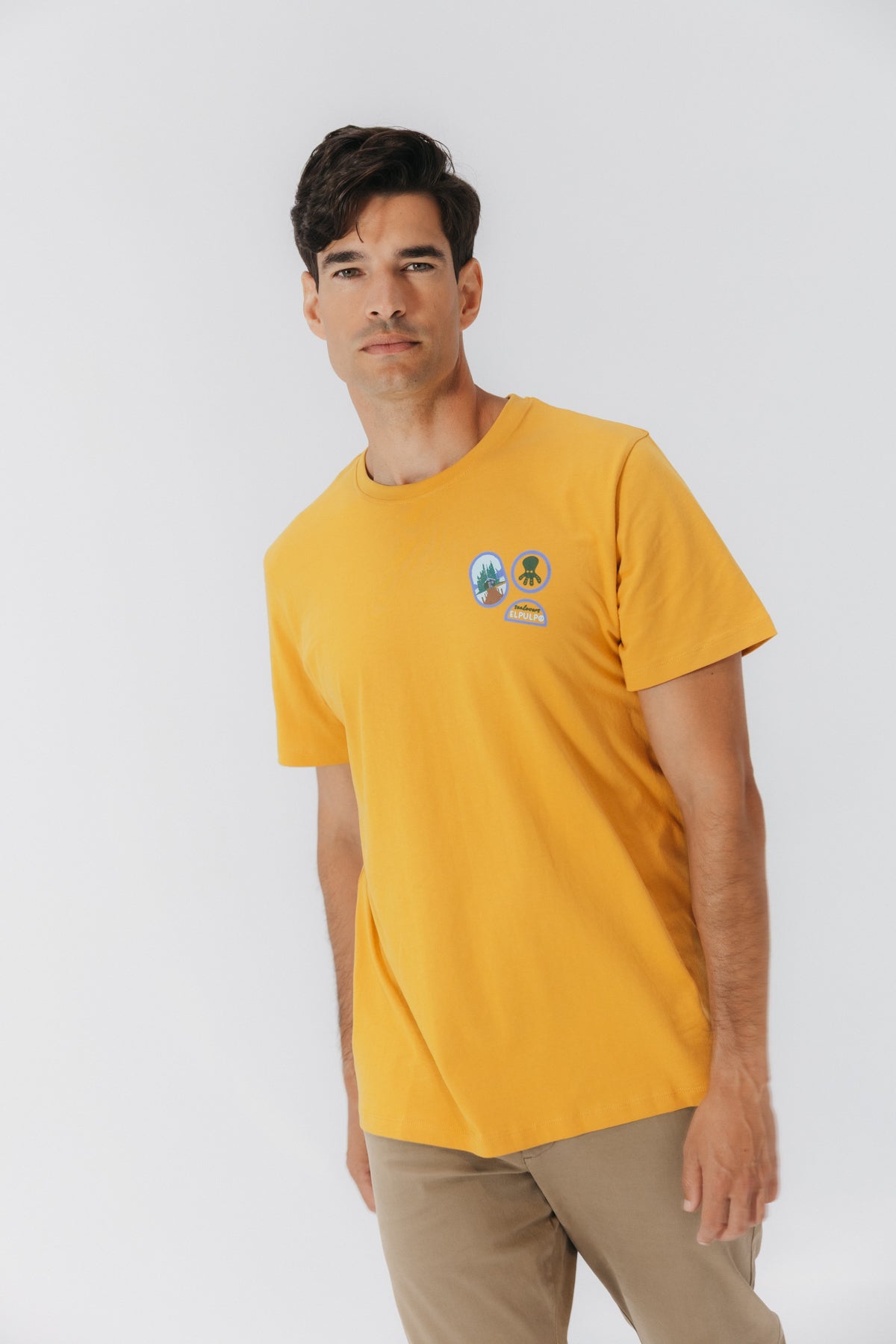 CAMISETA PARCHES DIBUJADOS MOSTAZA