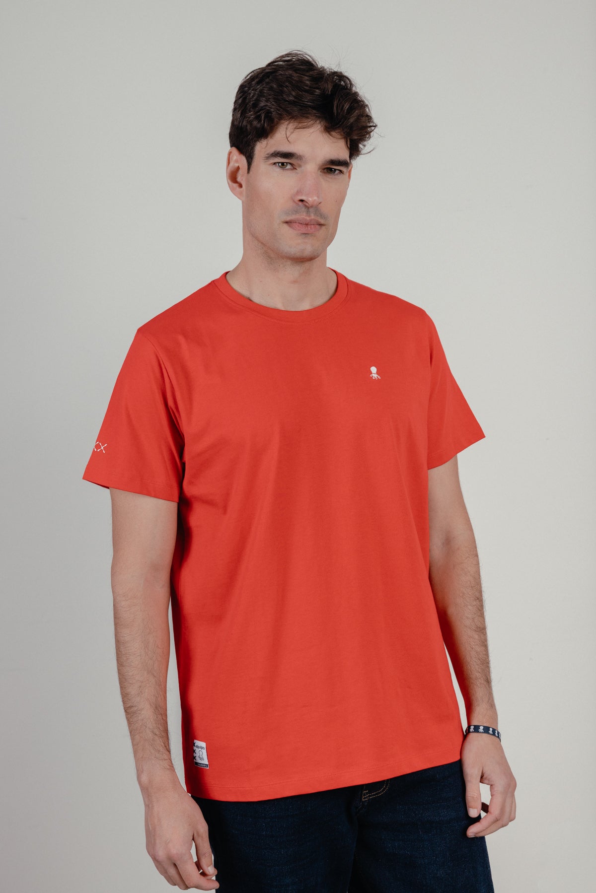 Camiseta bordado logo contraste rojo