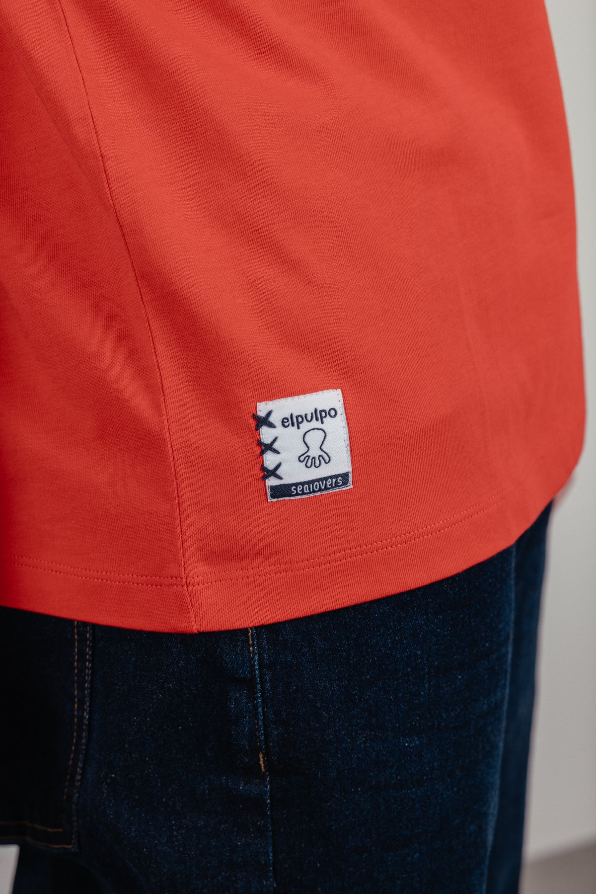 Camiseta bordado logo contraste rojo