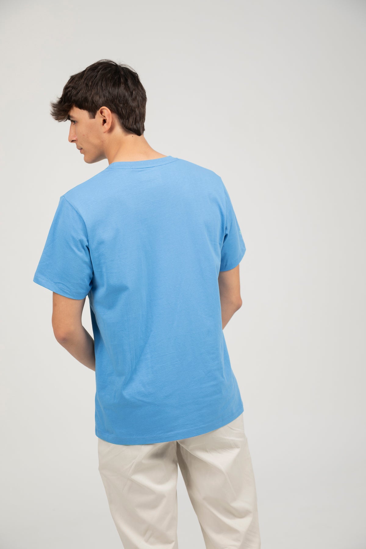 Camiseta bordado logo contraste azul lavanda