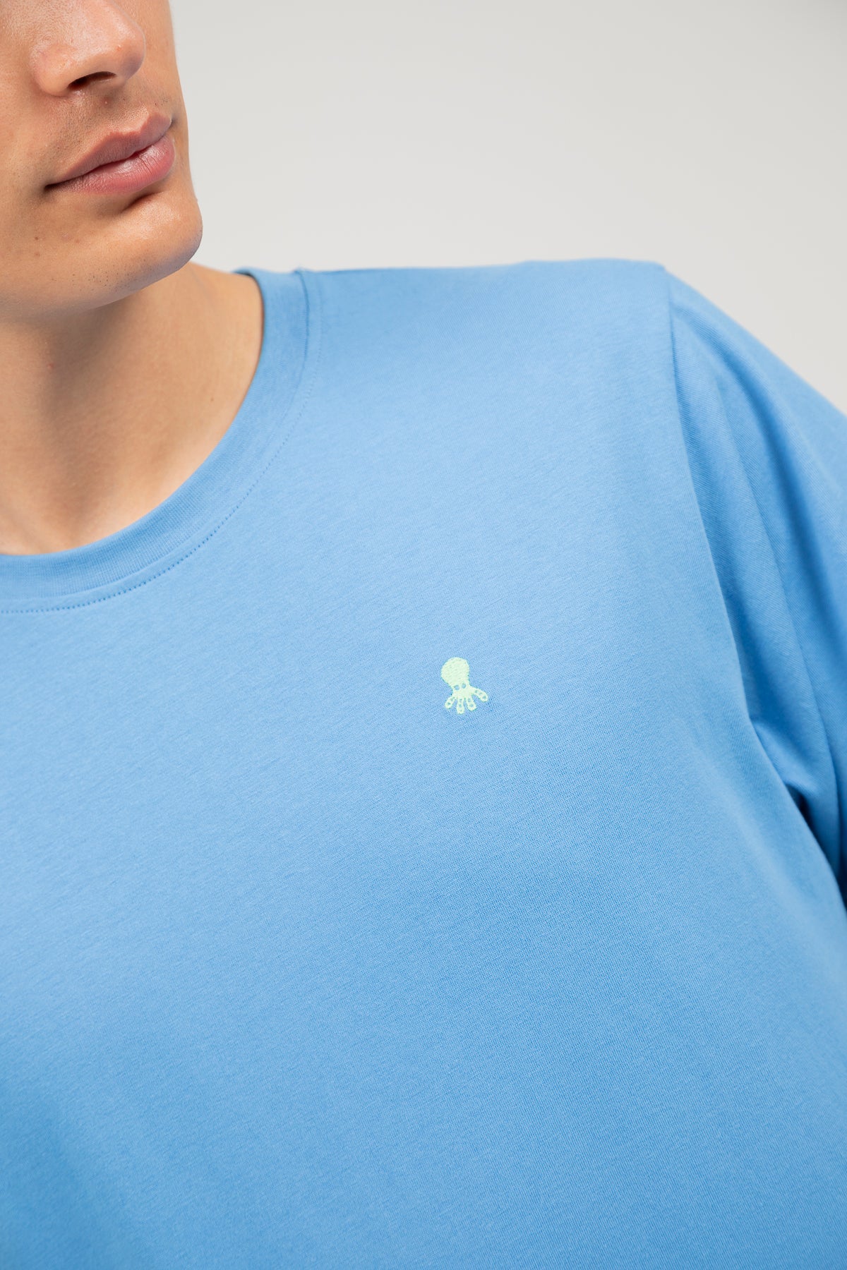 Camiseta bordado logo contraste azul lavanda