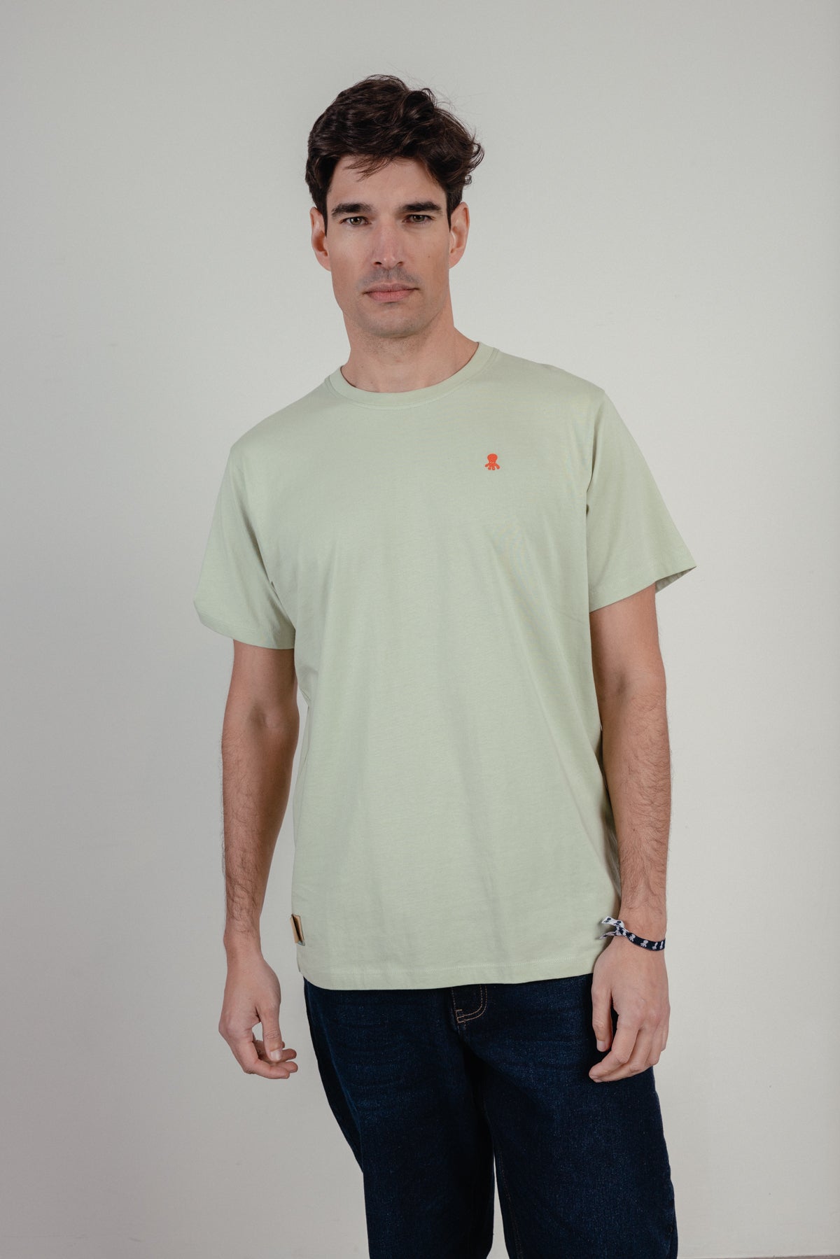 Camiseta bordado logo contraste verde menta