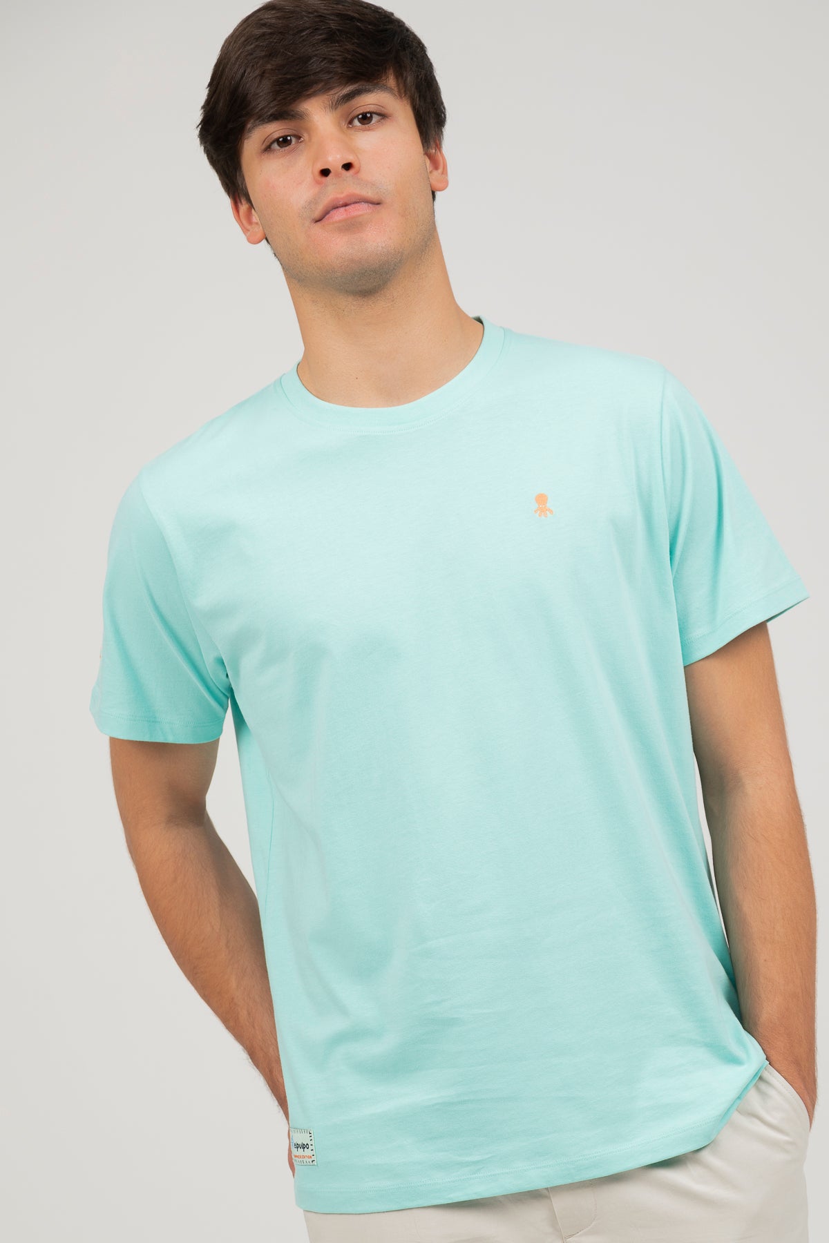 Camiseta bordado logo contraste verde agua