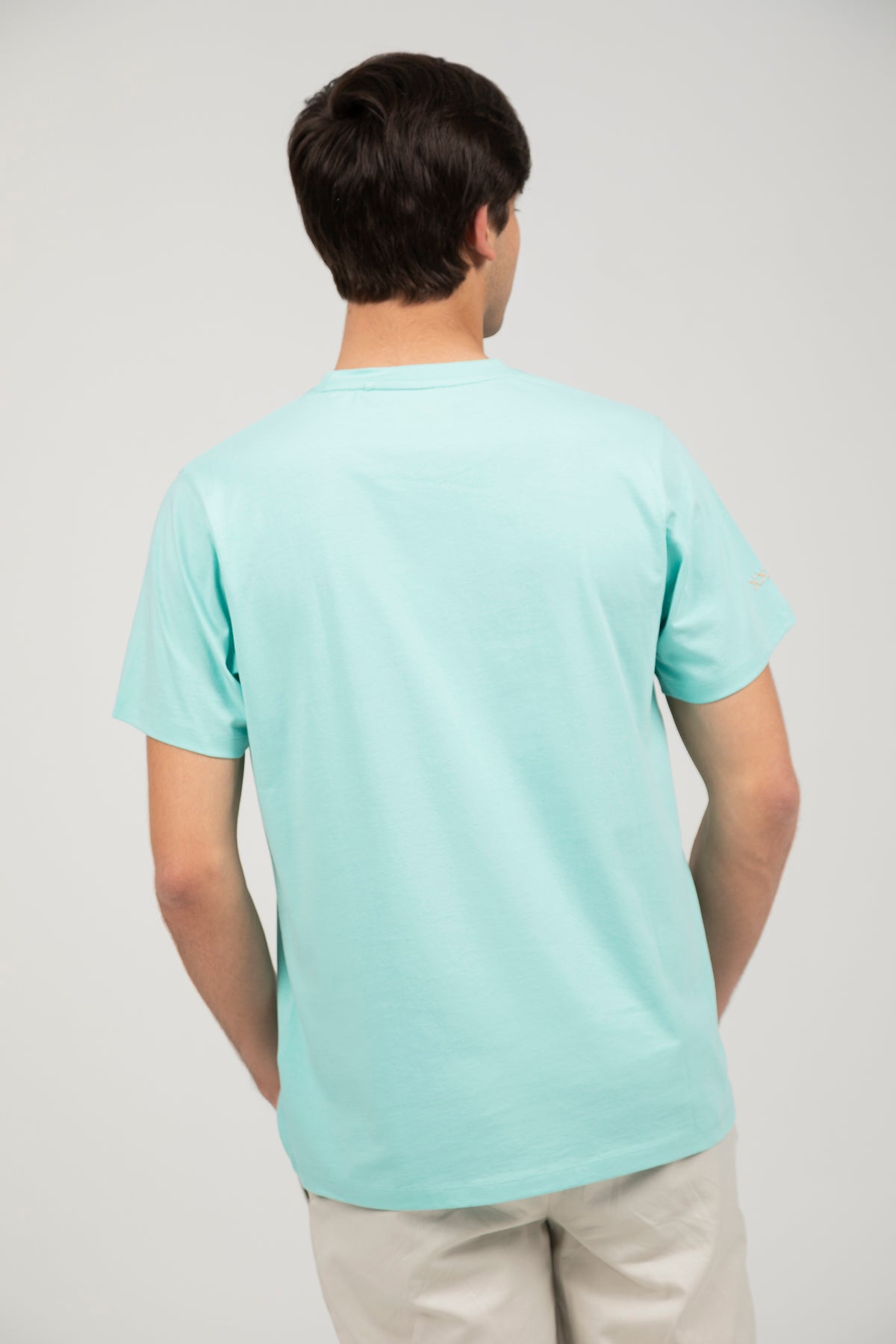 Camiseta bordado logo contraste verde agua