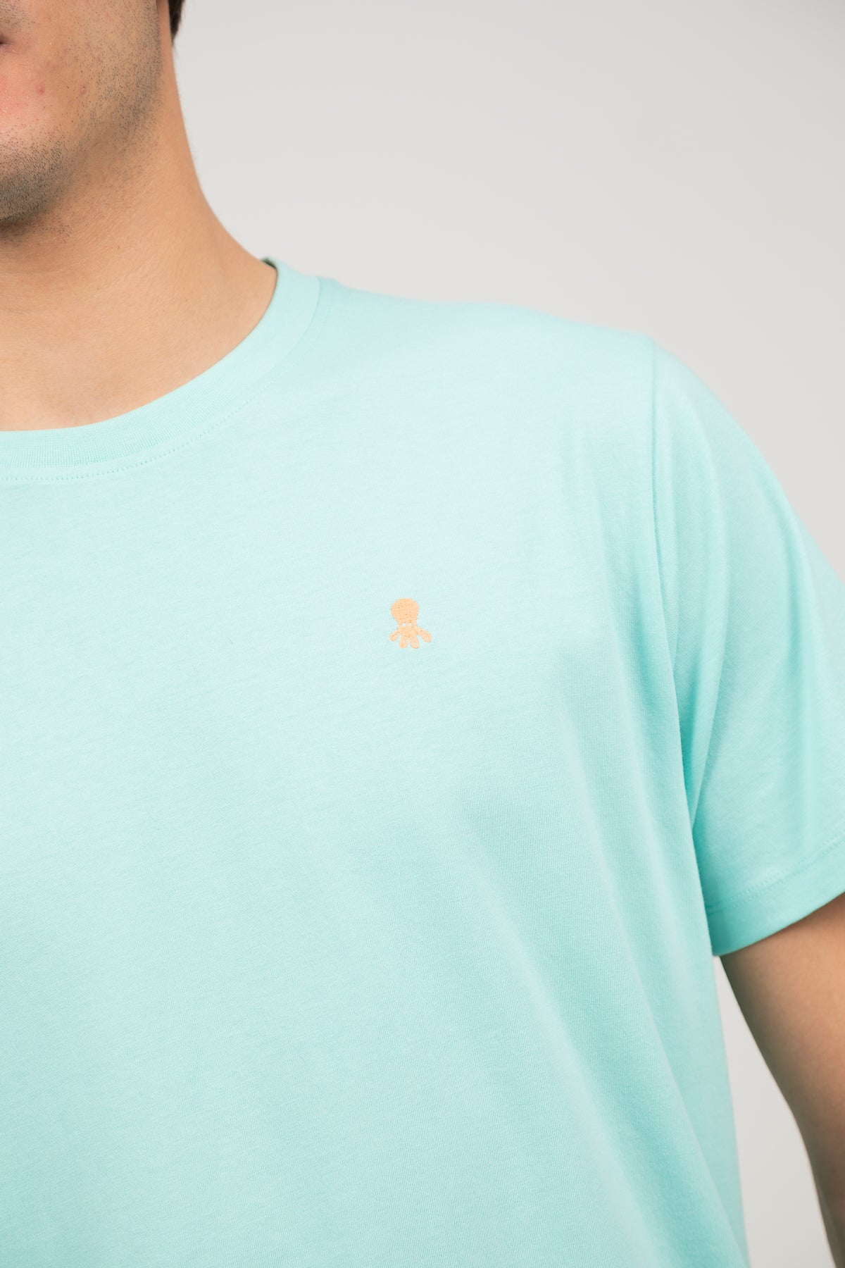Camiseta bordado logo contraste verde agua