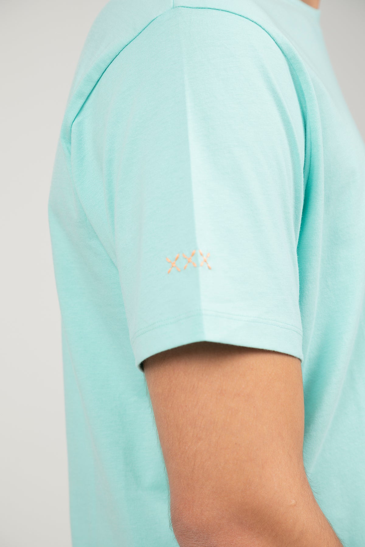 Camiseta bordado logo contraste verde agua