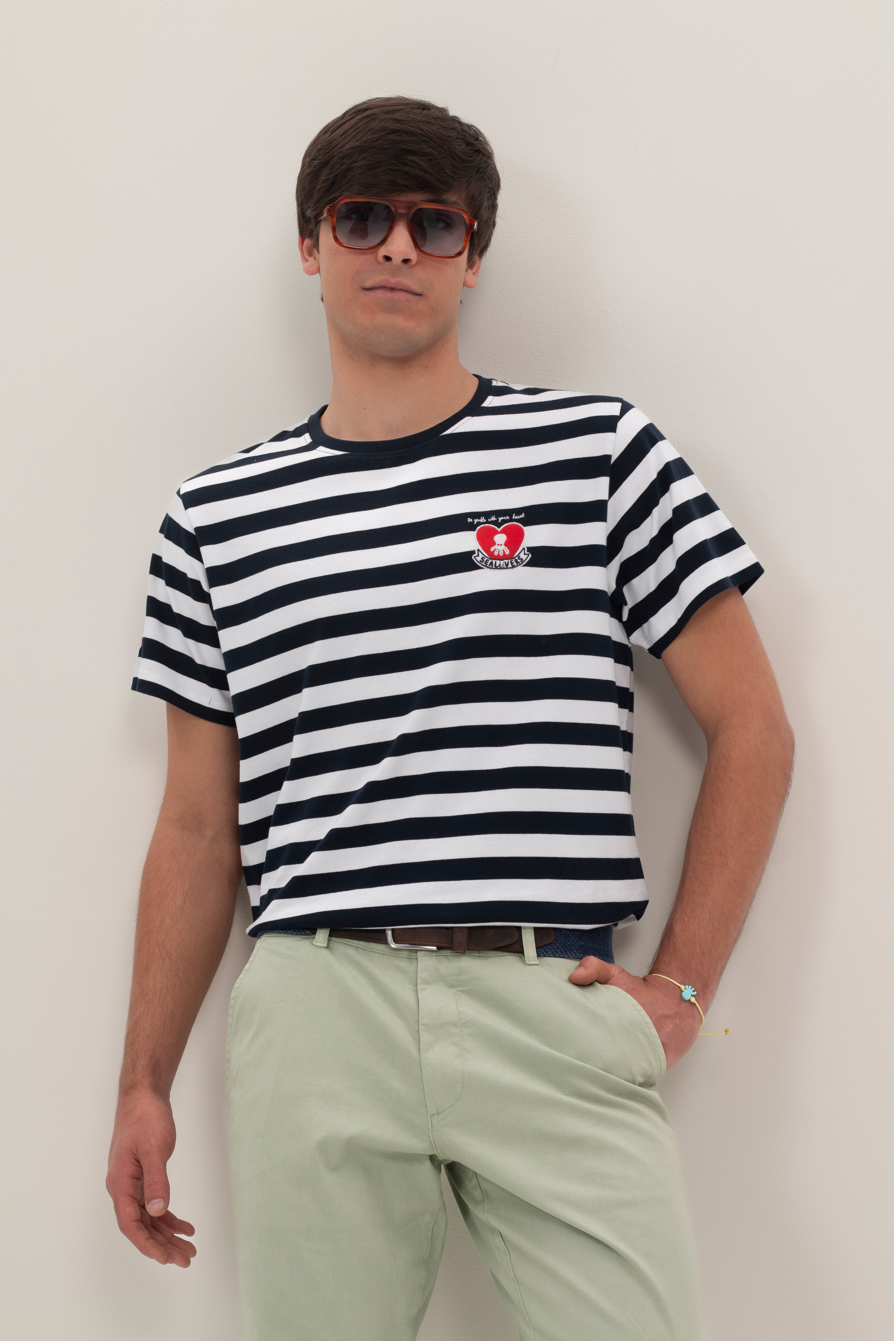 Camiseta de rayas corazón azul marino