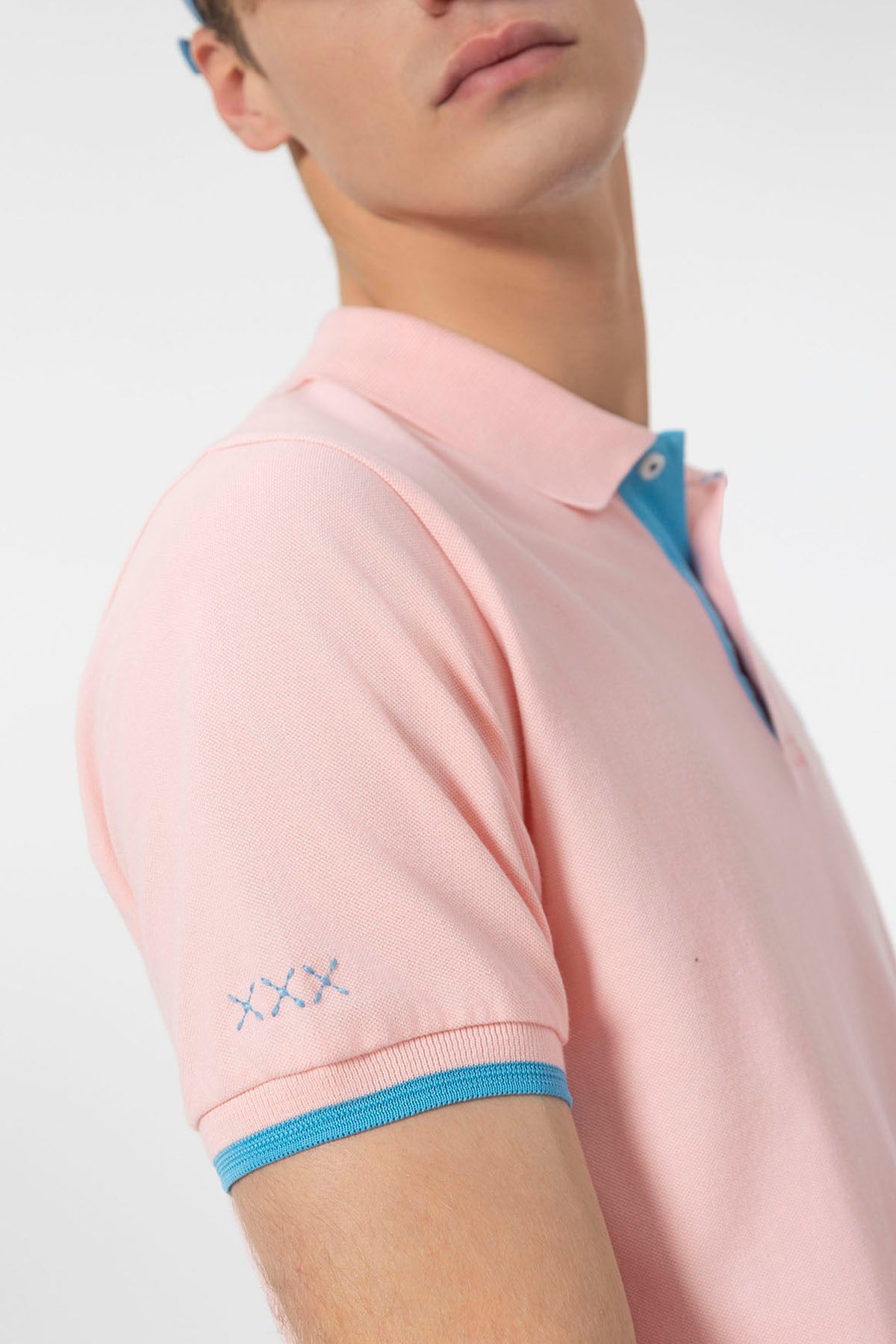 POLO BORDADO ESENCIALES ROSA